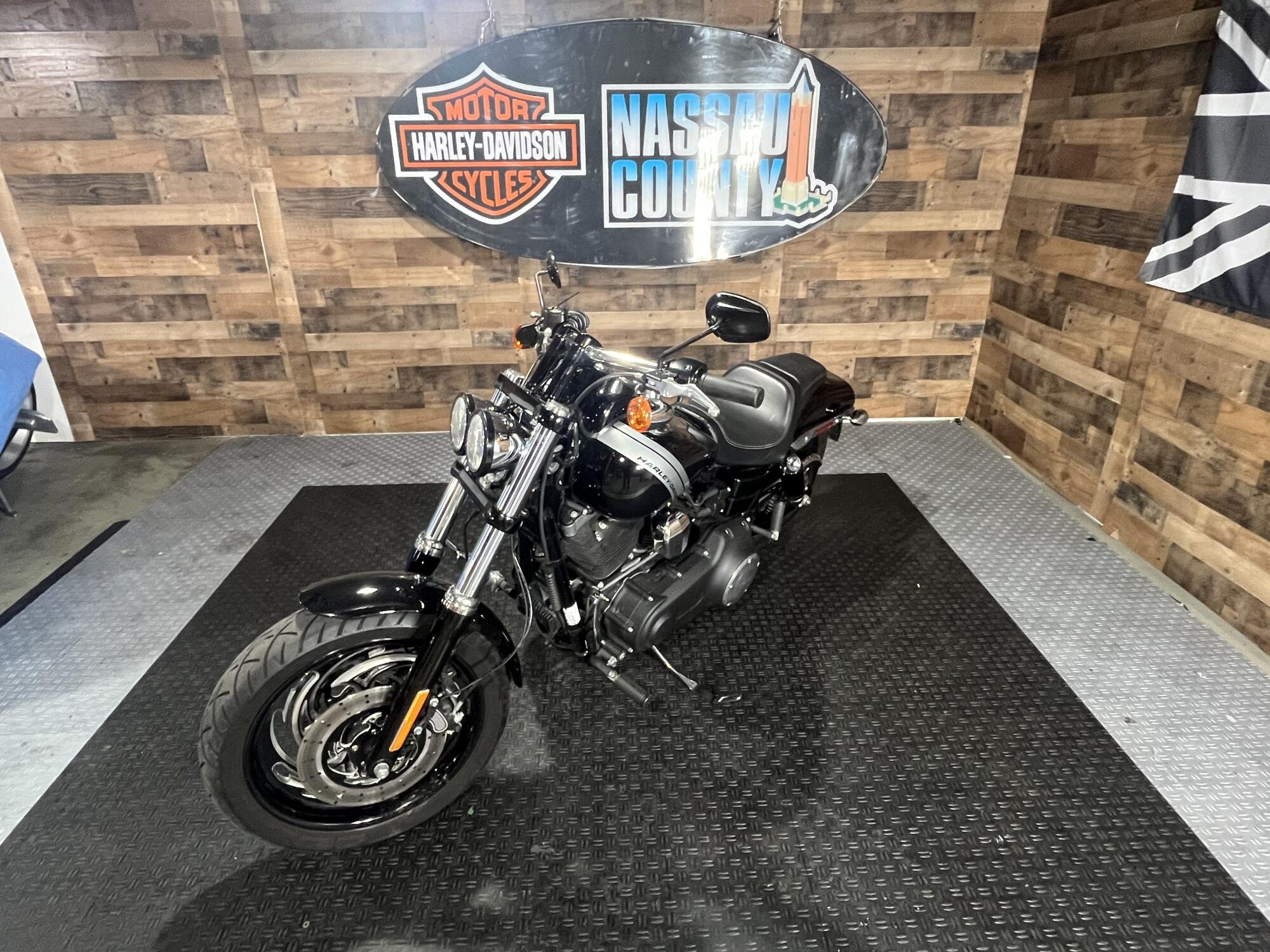 2017 Harley-Davidson® Fat Bob® Black Denim, photo 4