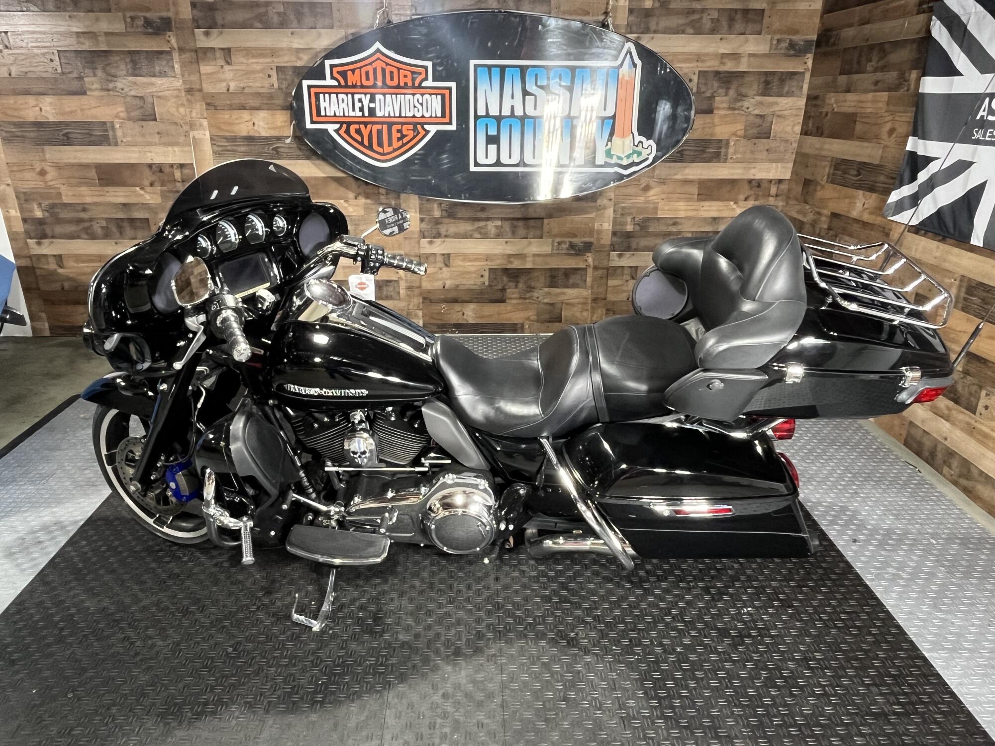 2016 Harley-Davidson® Electra Glide® Ultra Classic® Low Vivid Black, photo 5