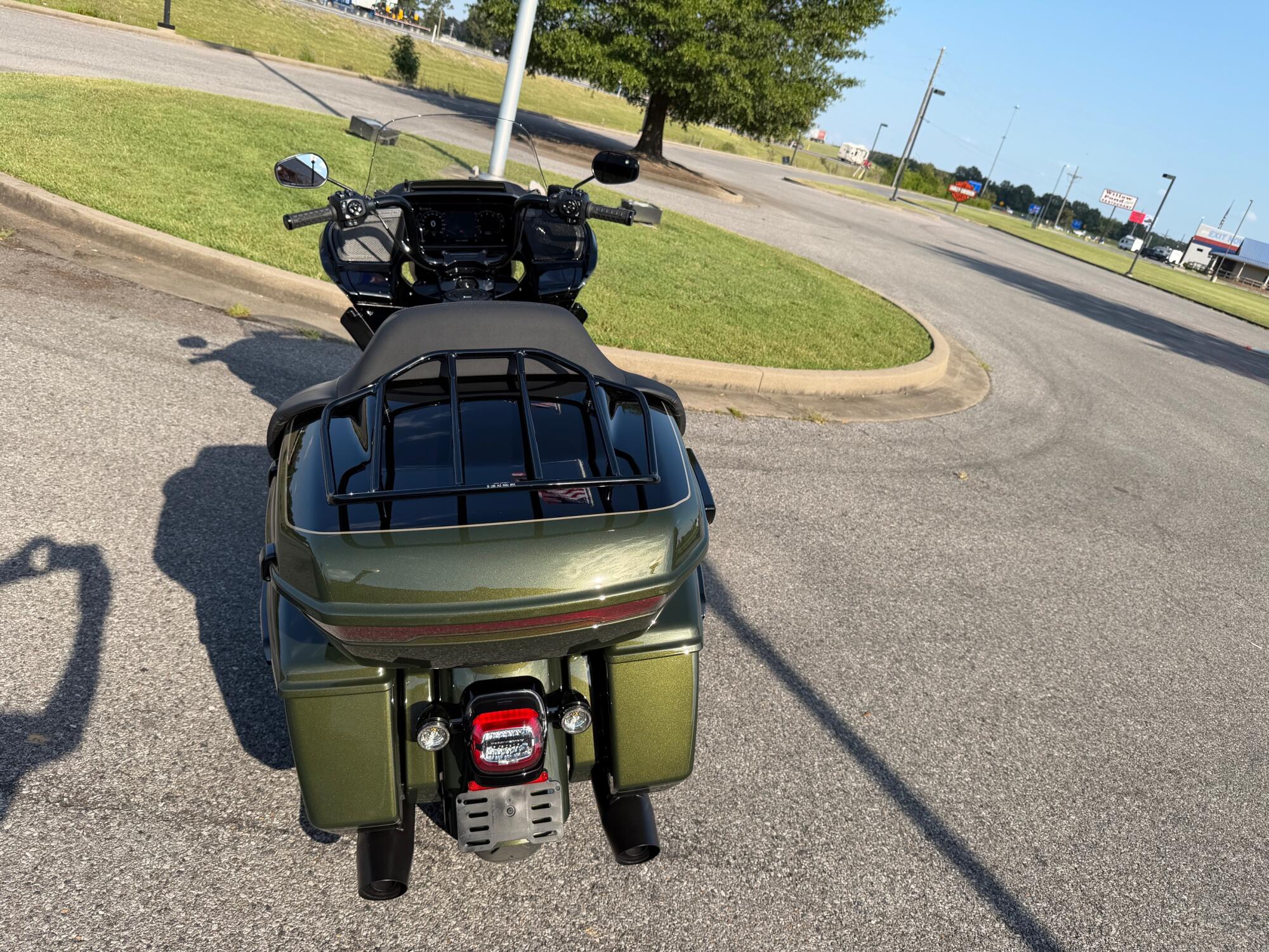 2026 Harley-Davidson® Road Glide Limited Olive Steel Metallic / Vivid Black, photo 9