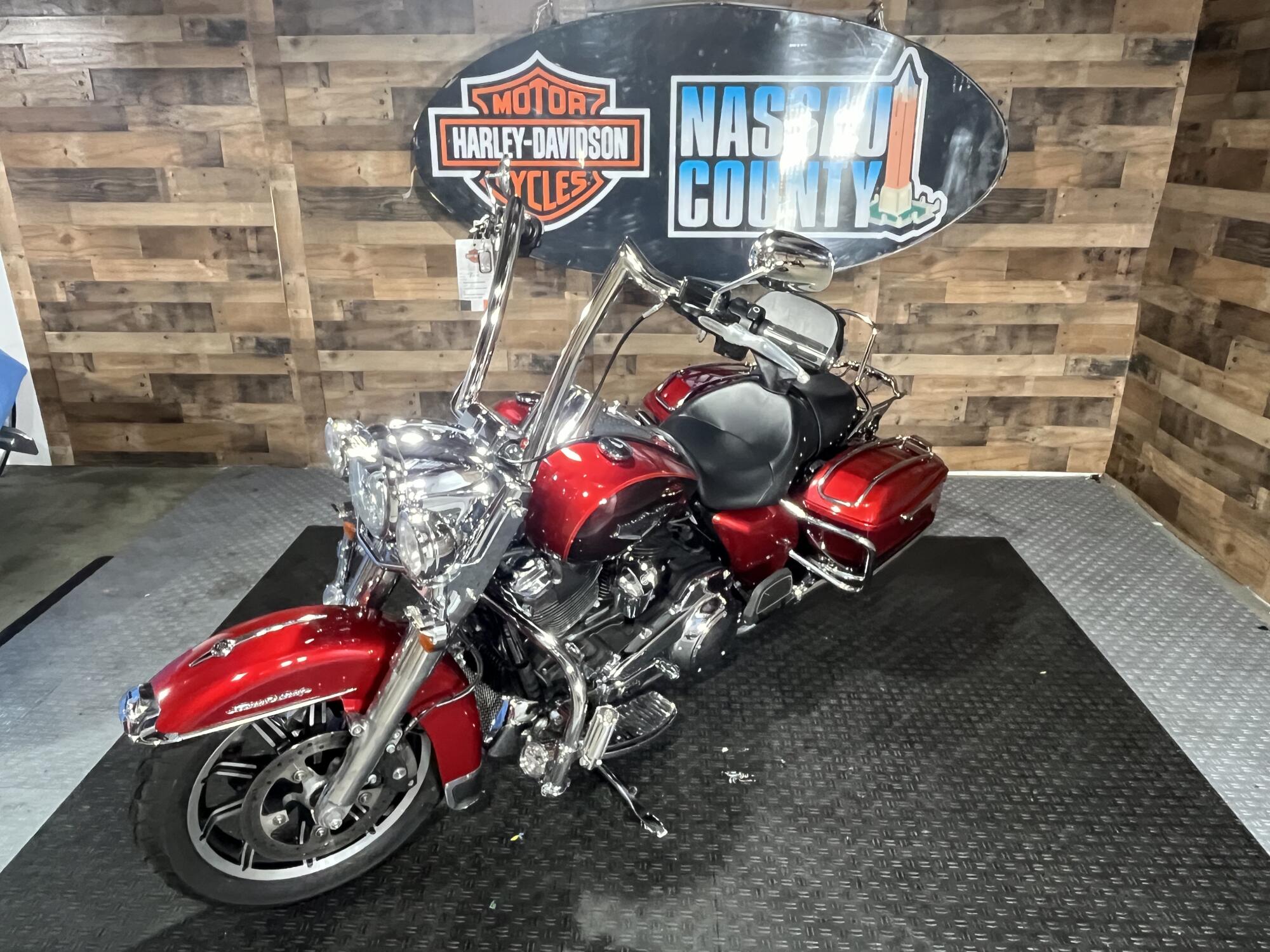 2019 Harley-Davidson® Road King® Wicked Red/Twisted Cherry, photo 4
