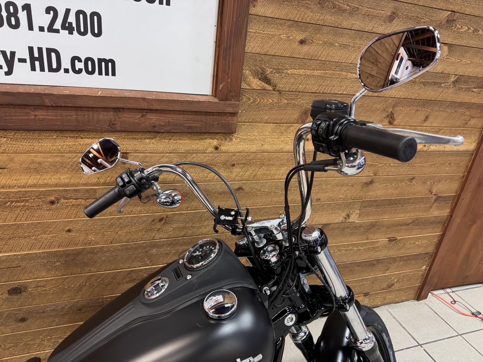 2016 Harley-Davidson® Street Bob® Black Denim FXDB, photo 6