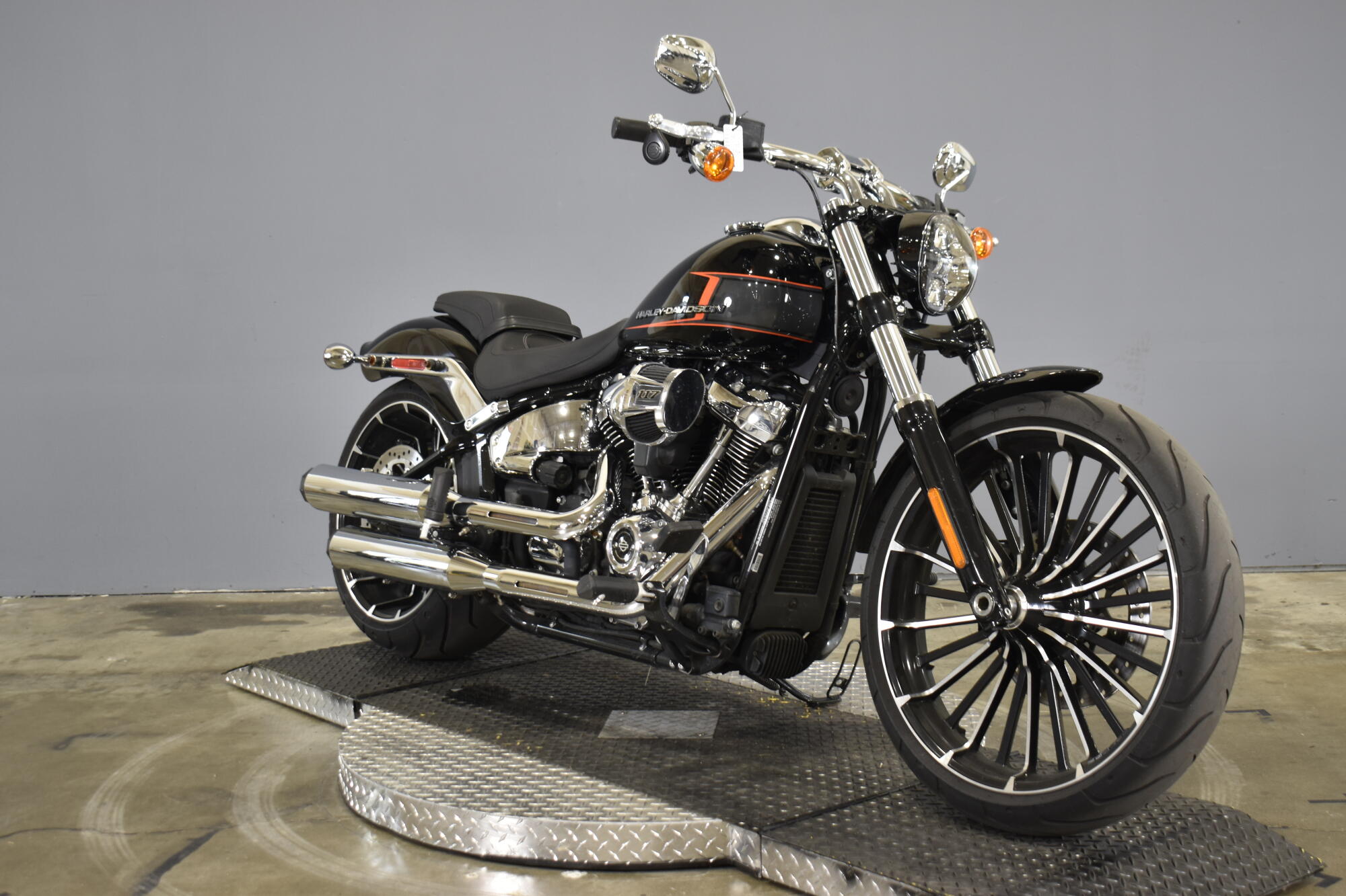 2024 Harley-Davidson® Breakout® 117 Vivid Black, photo 2