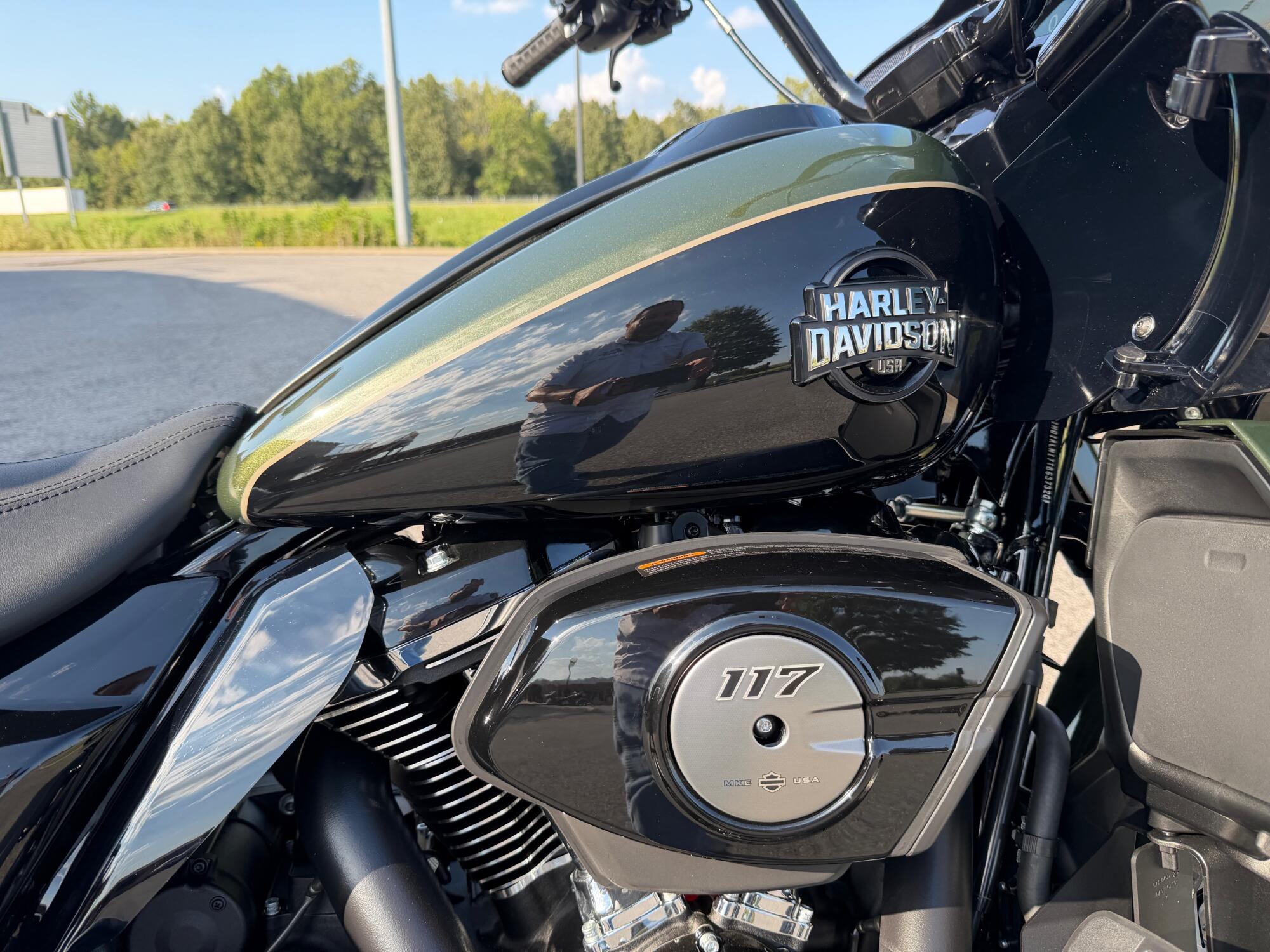 2026 Harley-Davidson® Road Glide Limited Olive Steel Metallic / Vivid Black, photo 4