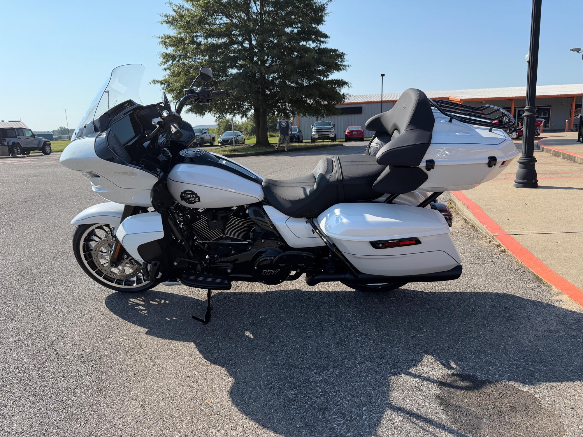 2026 Harley-Davidson® Road Glide Limited White Onyx Pearl Black Trim, photo 7