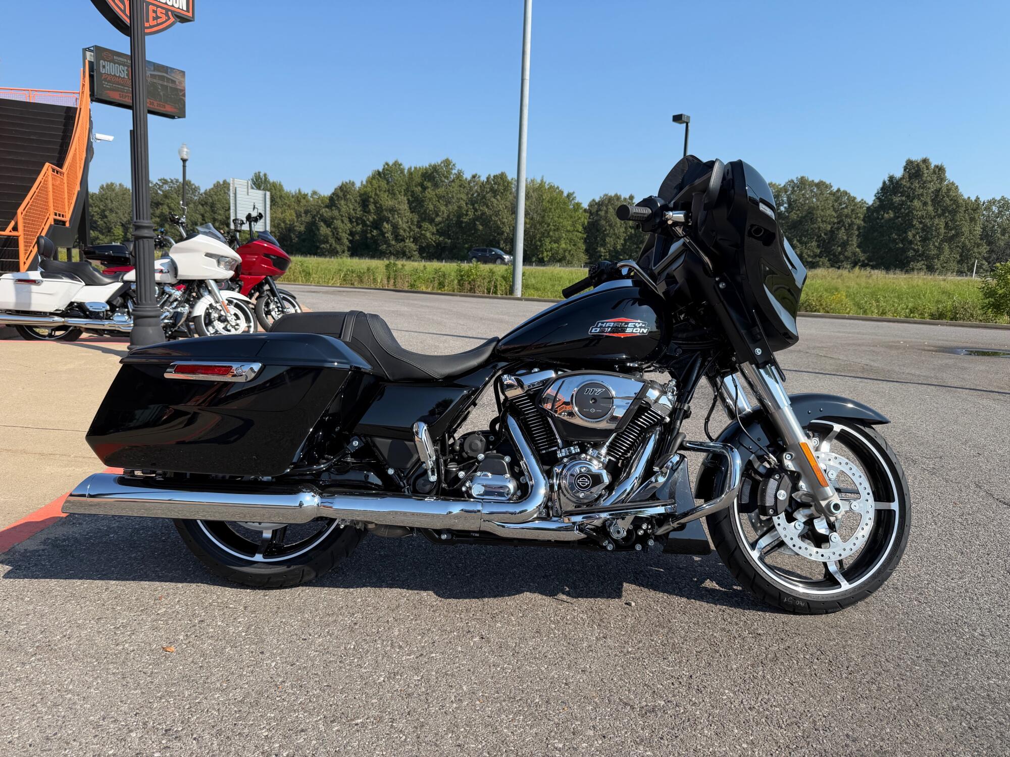 2026 Harley-Davidson® Street Glide® Black, photo 2