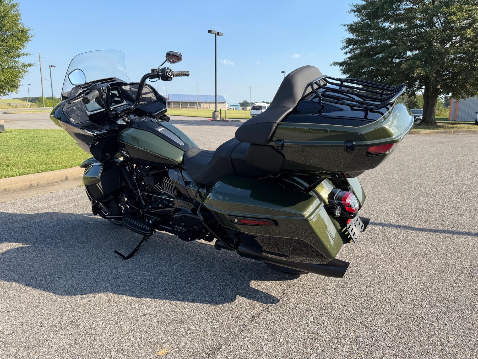 2026 Harley-Davidson® Road Glide Limited Olive Steel Metallic / Vivid Black, photo 8