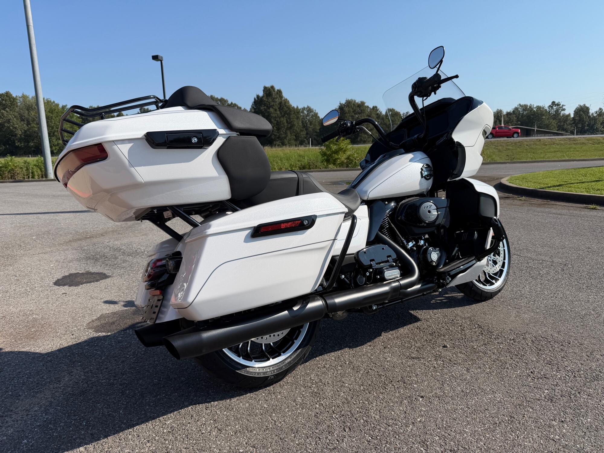 2026 Harley-Davidson® Road Glide Limited White Onyx Pearl Black Trim, photo 3
