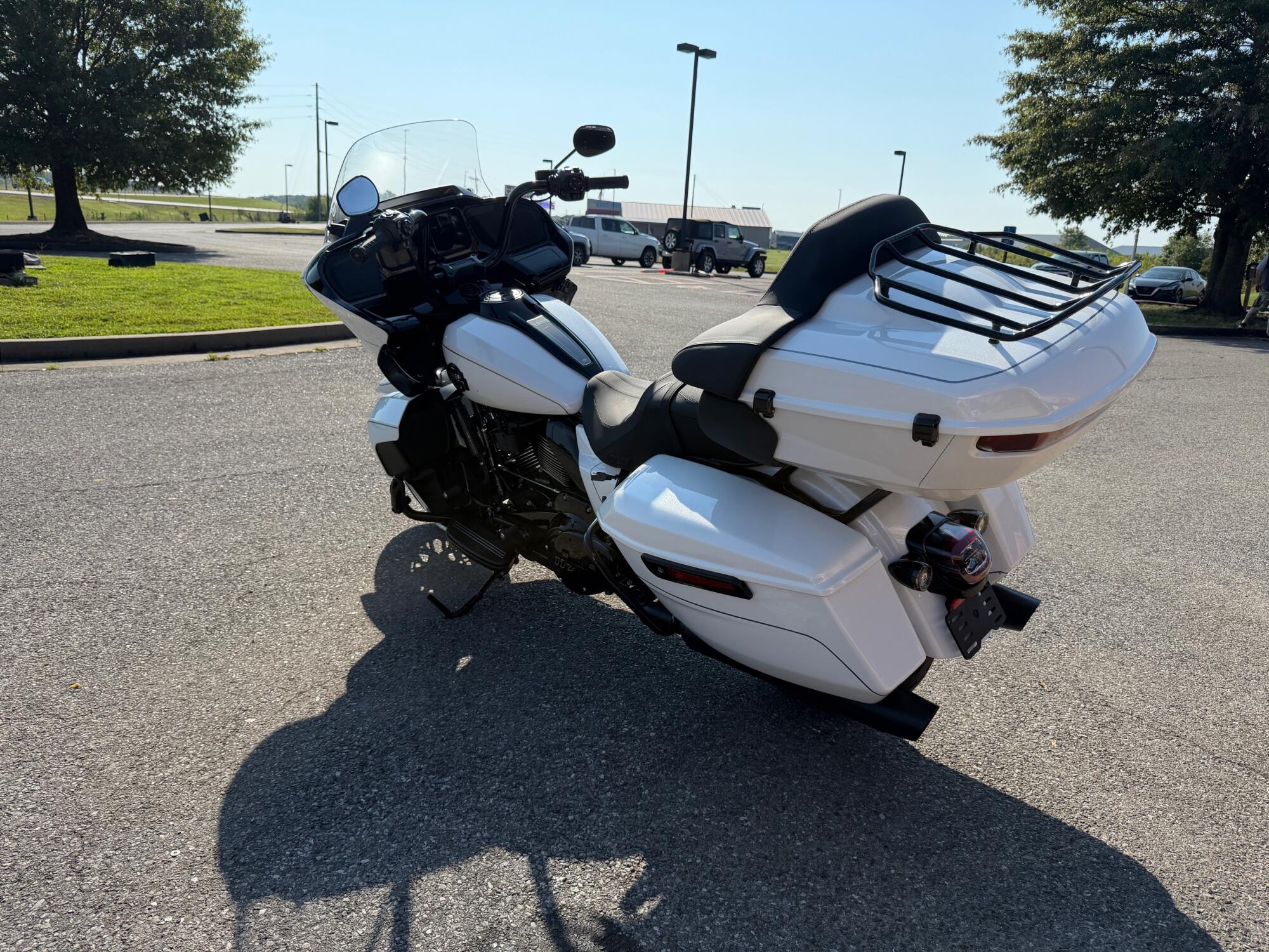 2026 Harley-Davidson® Road Glide Limited White Onyx Pearl Black Trim, photo 8