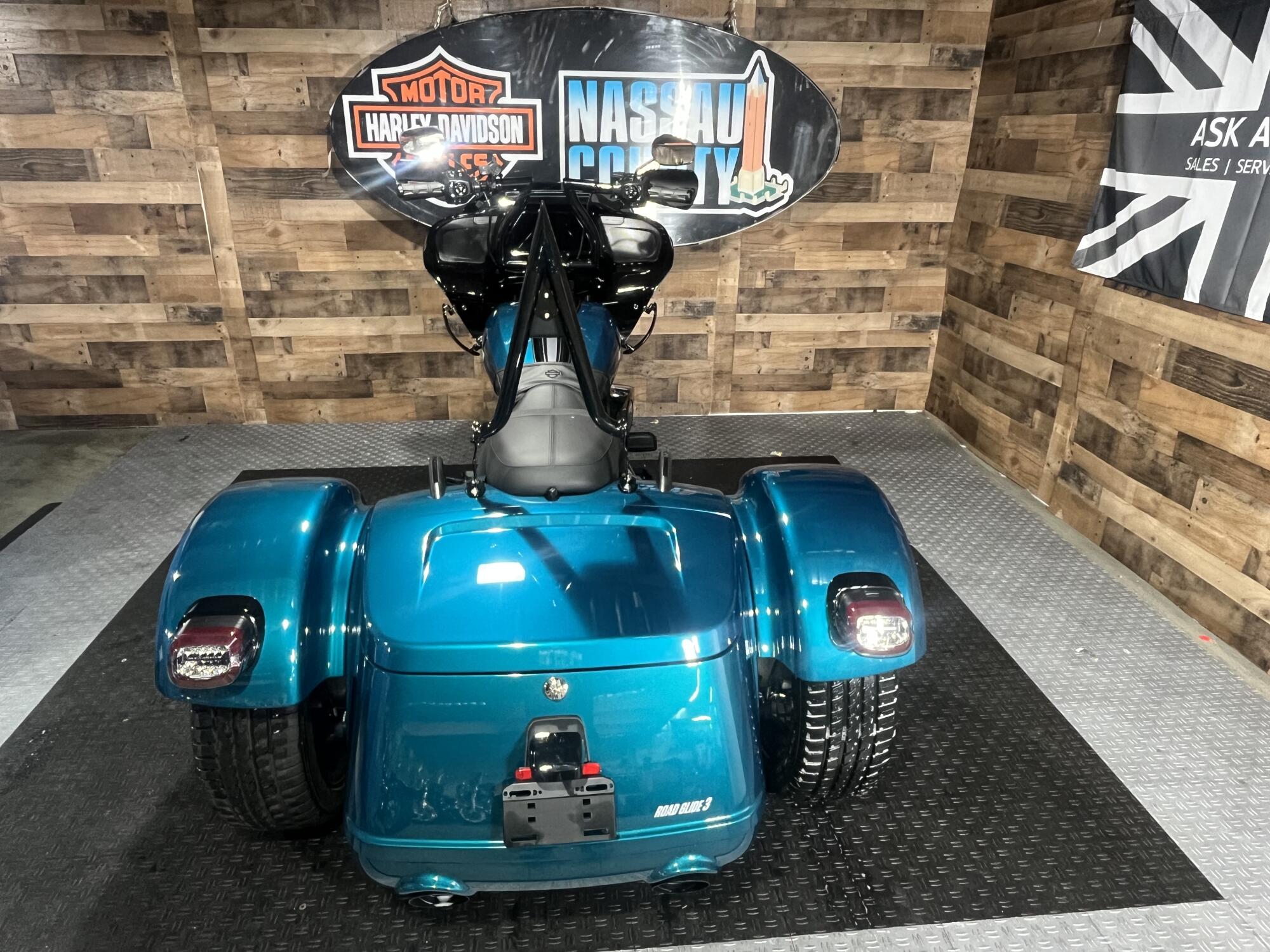 2026 Harley-Davidson® Road Glide 3 Teal Thunder, photo 3