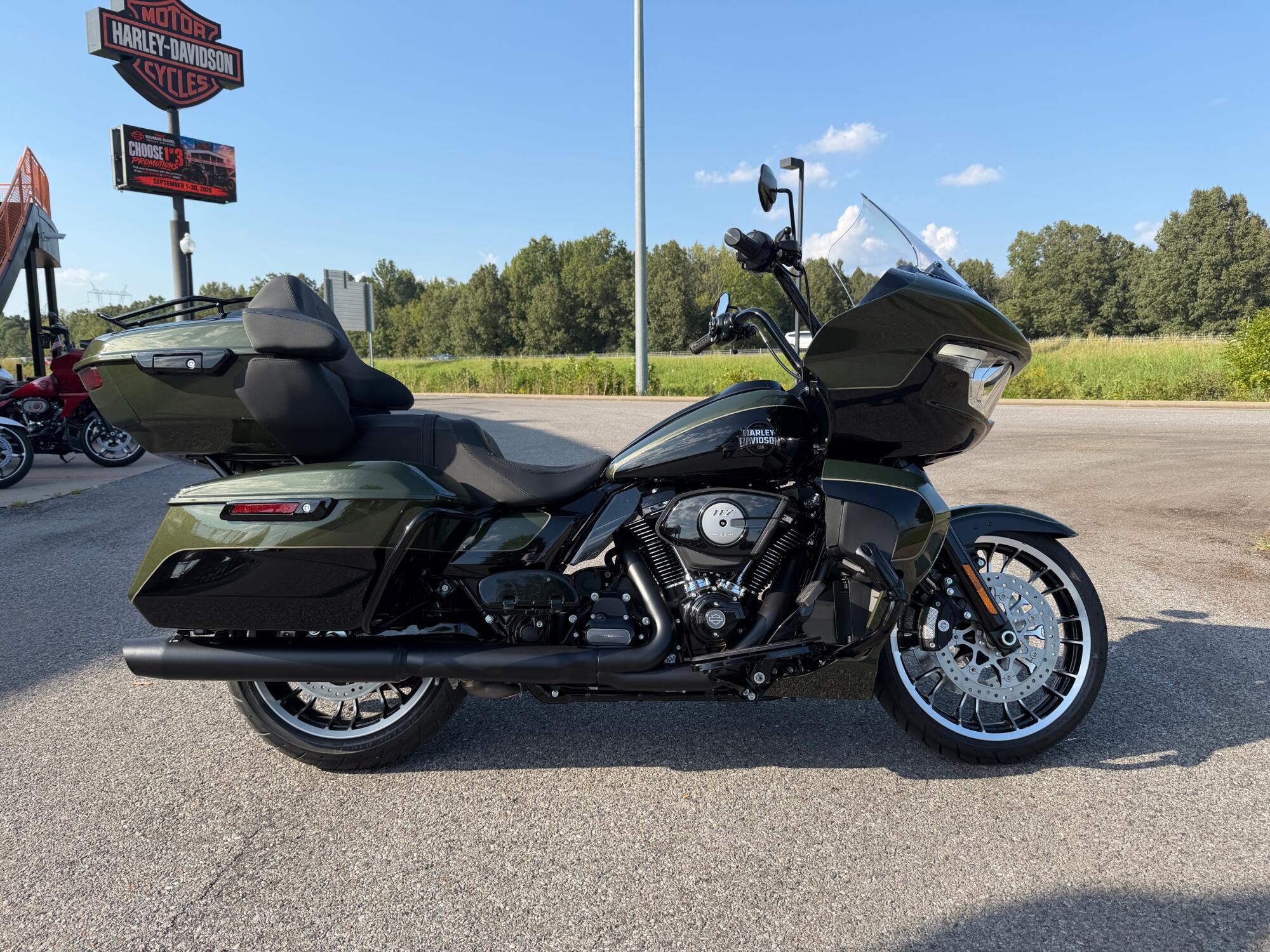 2026 Harley-Davidson® Road Glide Limited Olive Steel Metallic / Vivid Black, photo 2