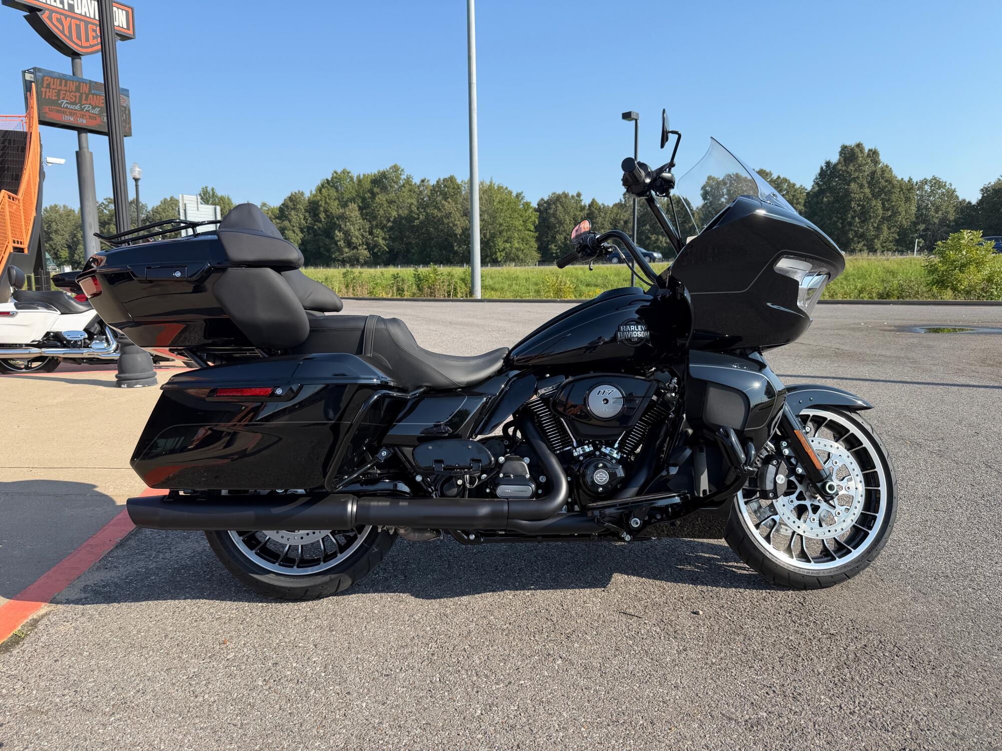2026 Harley-Davidson® Road Glide Limited Black, photo 2