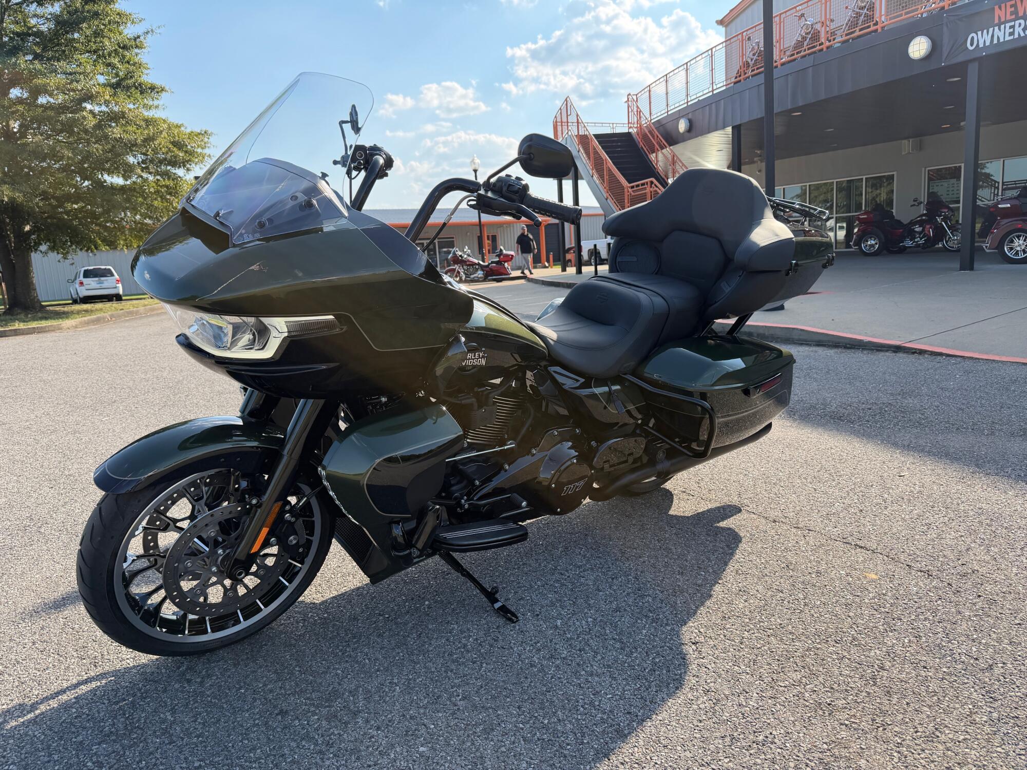 2026 Harley-Davidson® Road Glide Limited Olive Steel Metallic / Vivid Black, photo 6