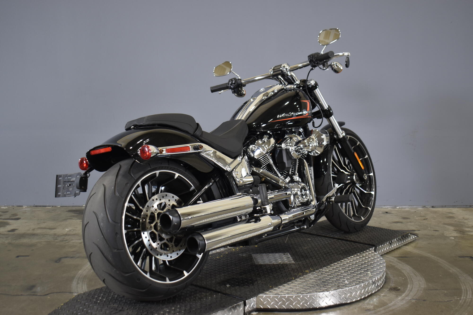 2024 Harley-Davidson® Breakout® 117 Vivid Black, photo 9