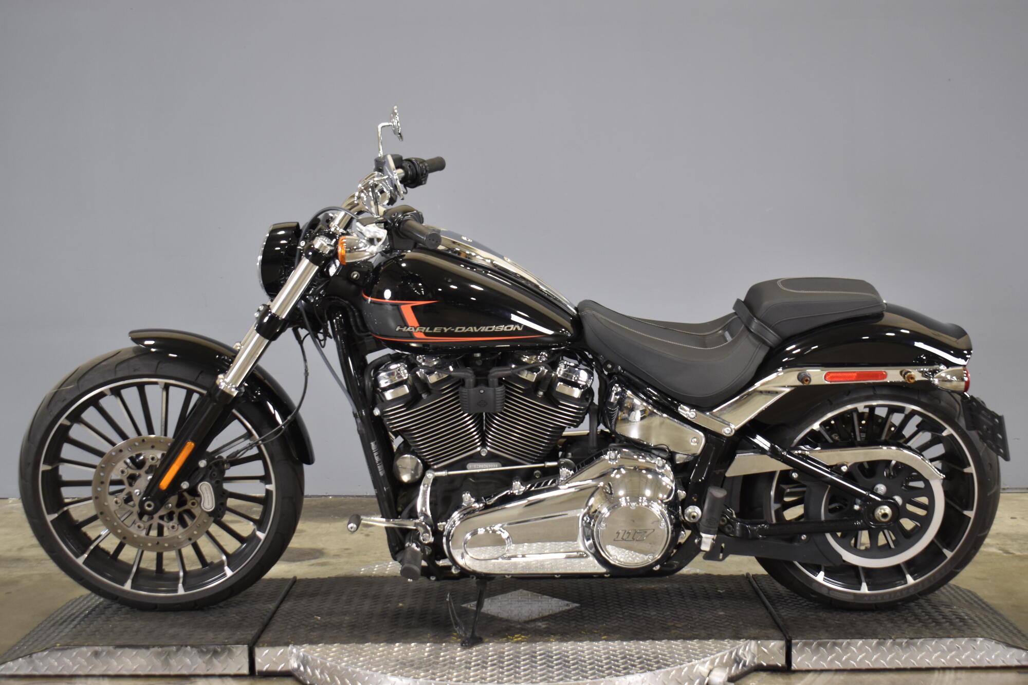 2024 Harley-Davidson® Breakout® 117 Vivid Black, photo 5