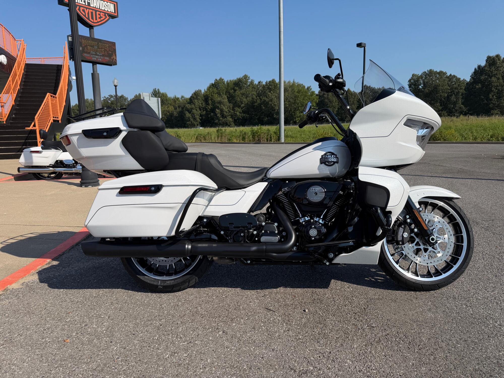 2026 Harley-Davidson® Road Glide Limited White Onyx Pearl Black Trim, photo 2