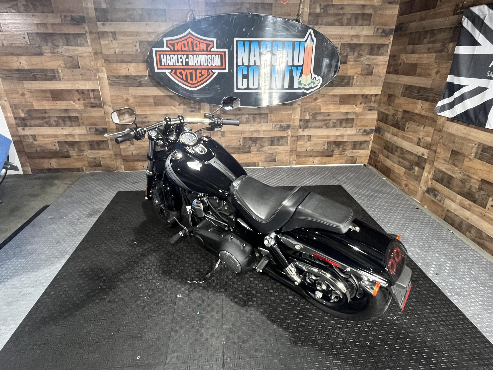 2017 Harley-Davidson® Fat Bob® Black Denim, photo 6