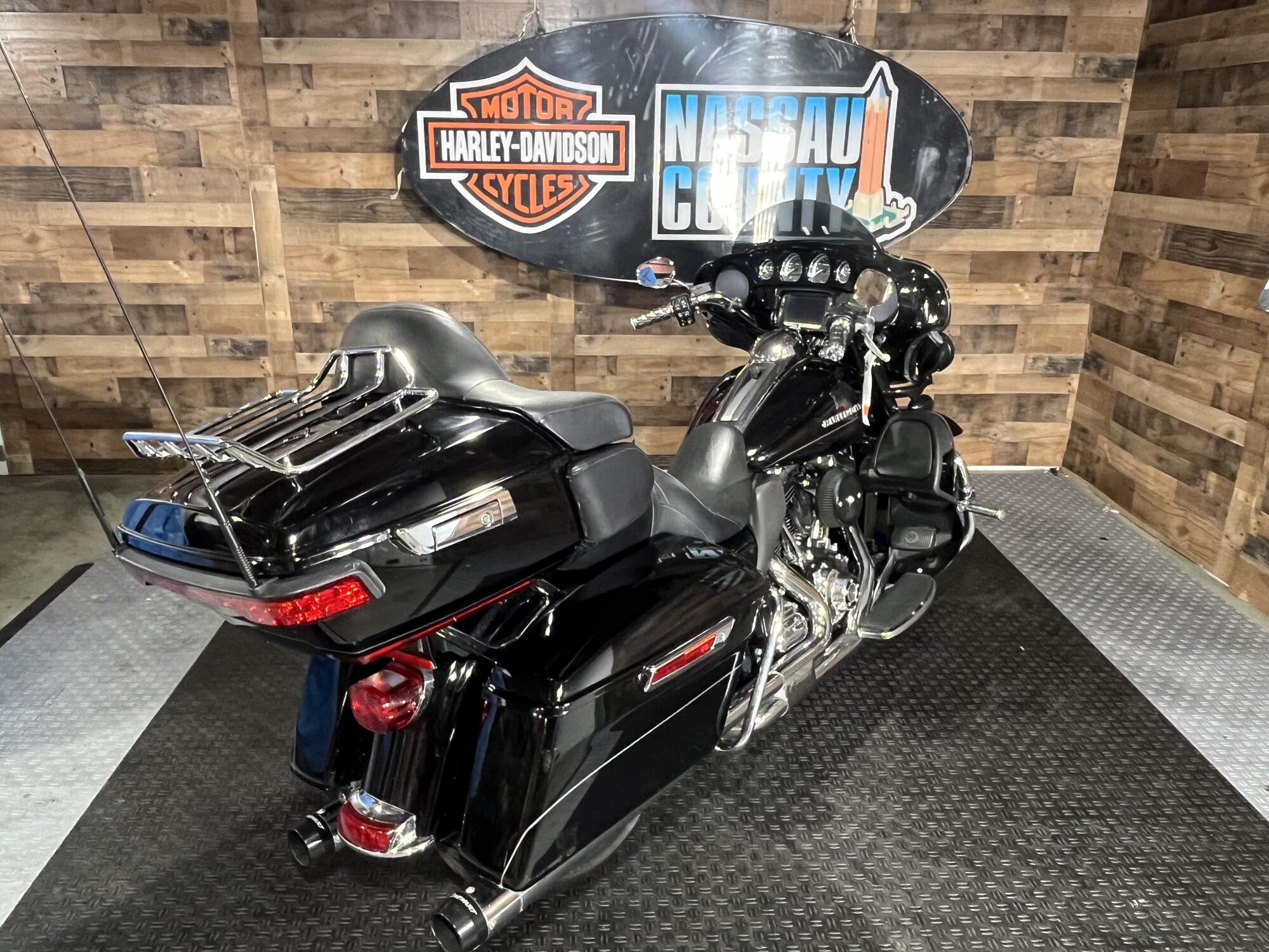 2016 Harley-Davidson® Electra Glide® Ultra Classic® Low Vivid Black, photo 8