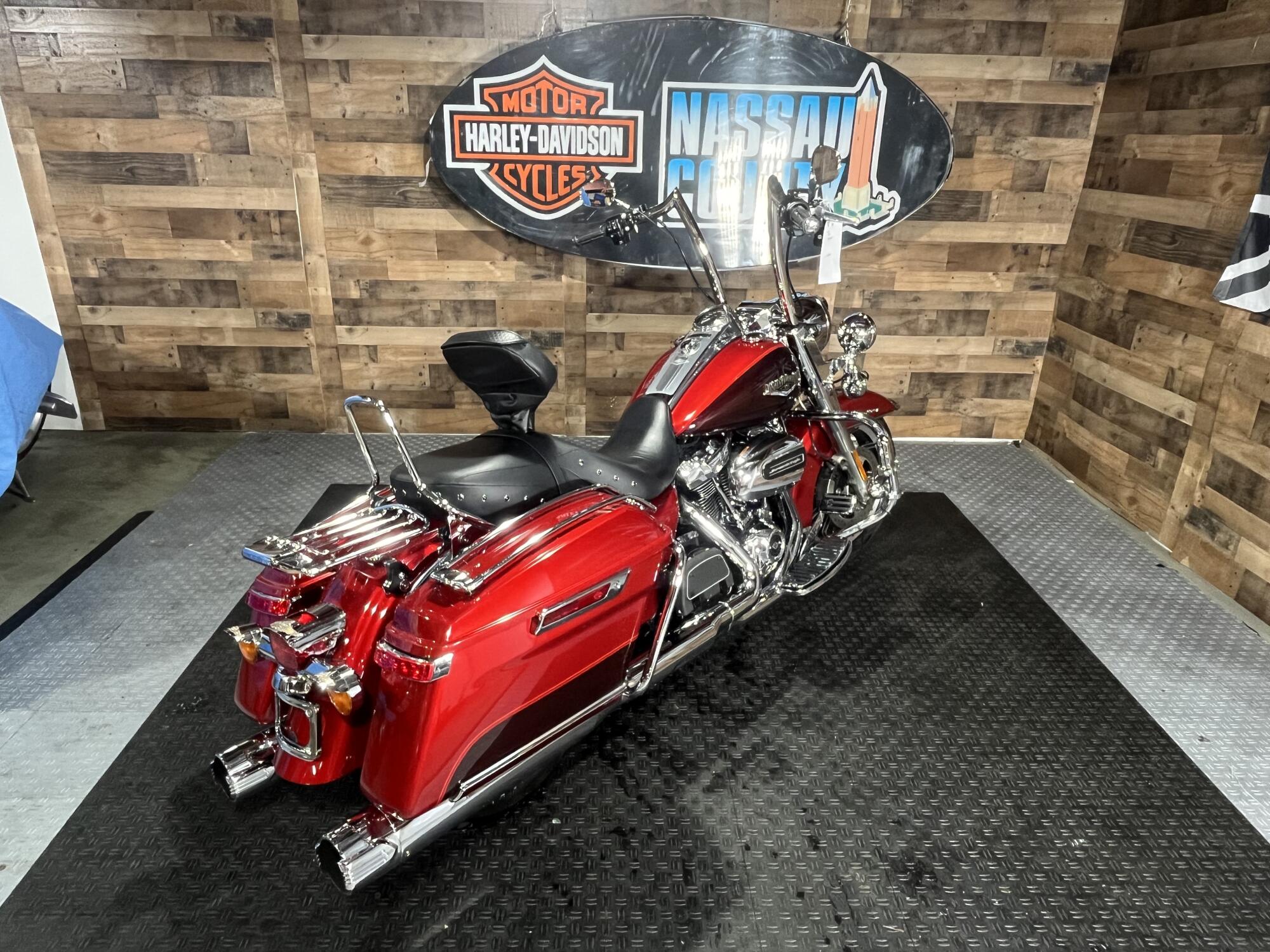 2019 Harley-Davidson® Road King® Wicked Red/Twisted Cherry, photo 8