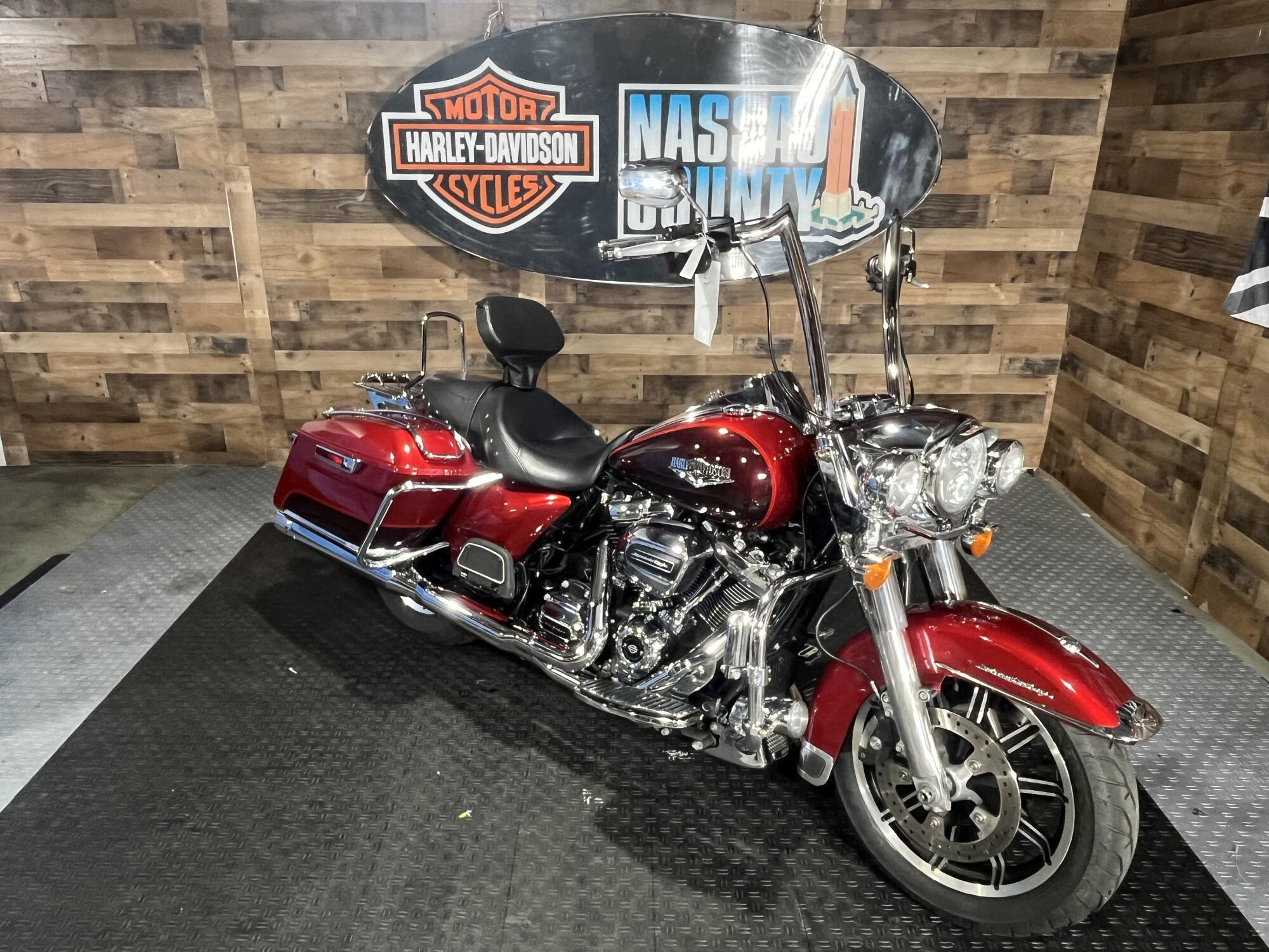 2019 Harley-Davidson® Road King® Wicked Red/Twisted Cherry, photo 2