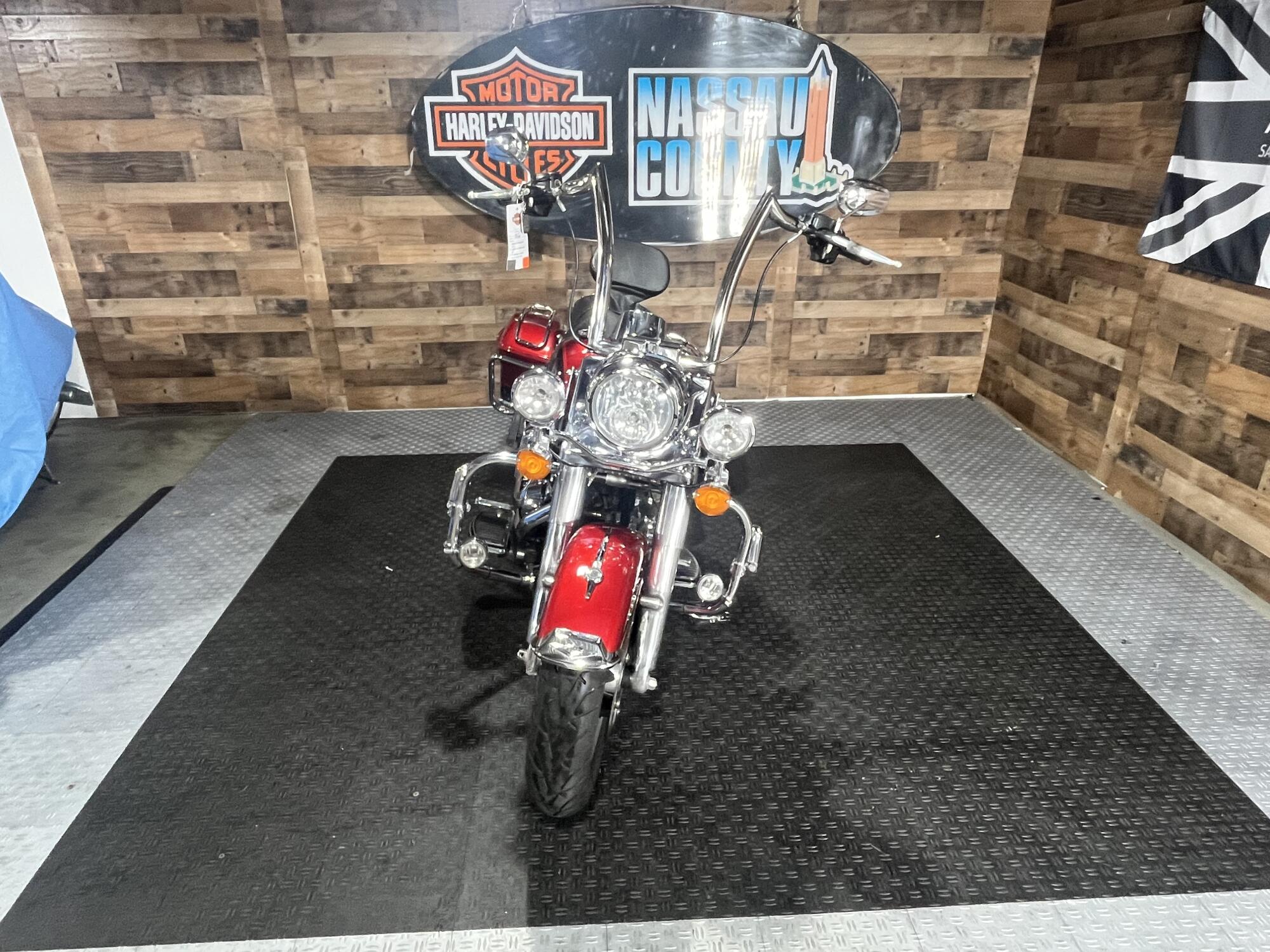 2019 Harley-Davidson® Road King® Wicked Red/Twisted Cherry, photo 3