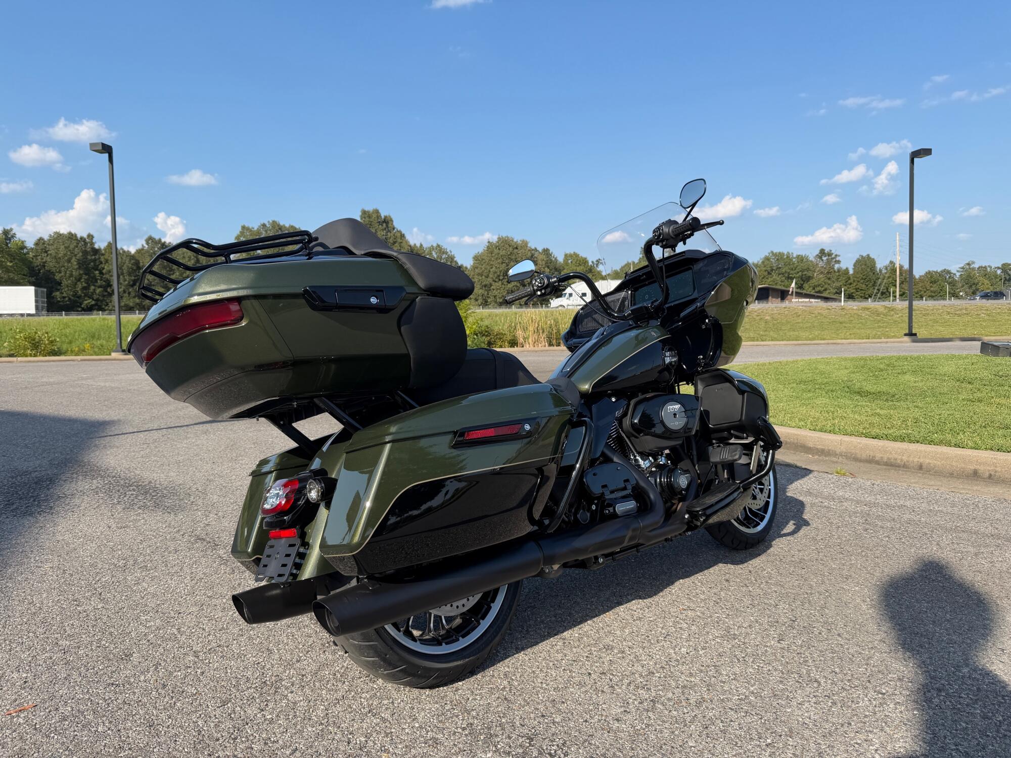 2026 Harley-Davidson® Road Glide Limited Olive Steel Metallic / Vivid Black, photo 3