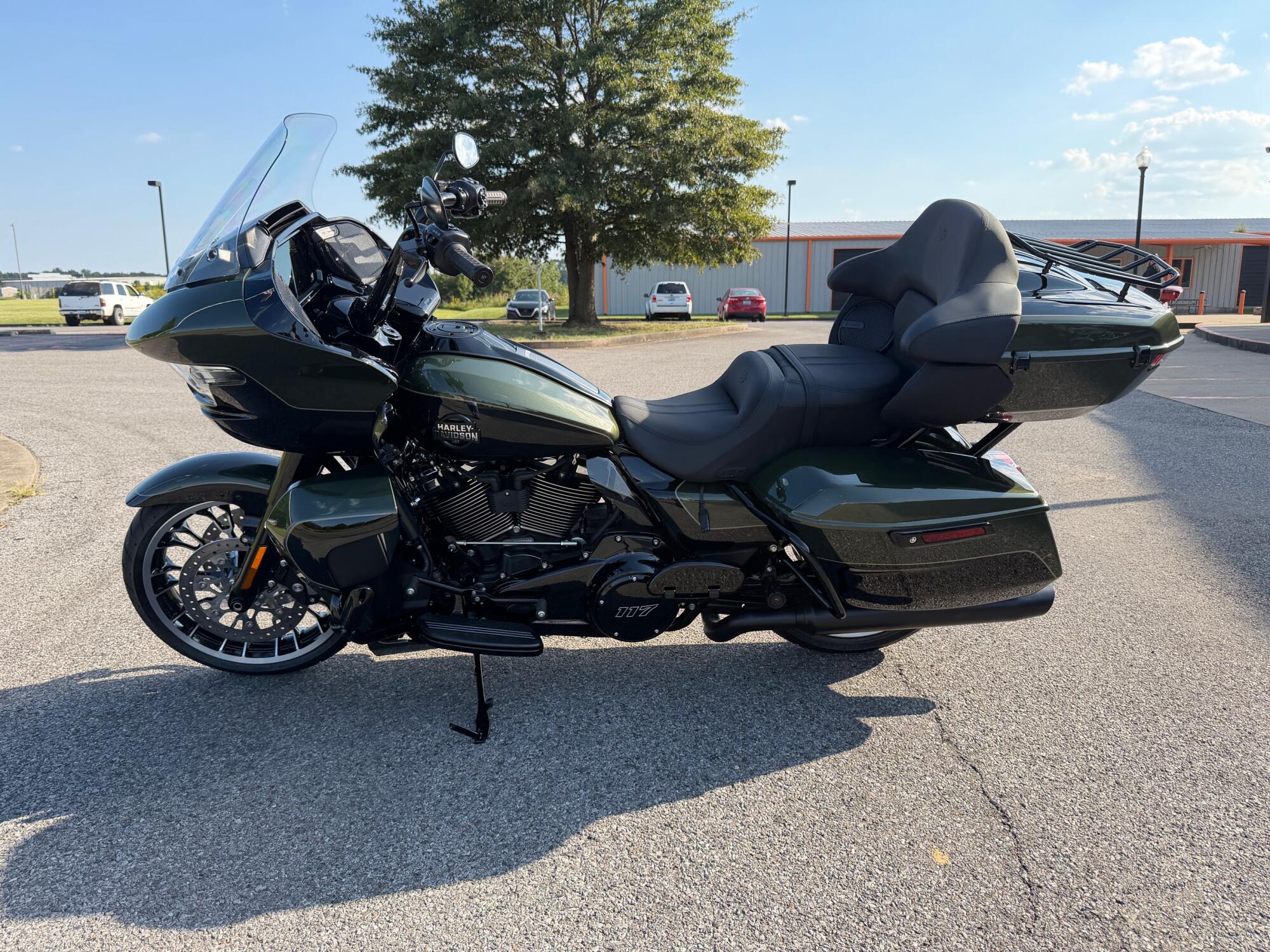 2026 Harley-Davidson® Road Glide Limited Olive Steel Metallic / Vivid Black, photo 7