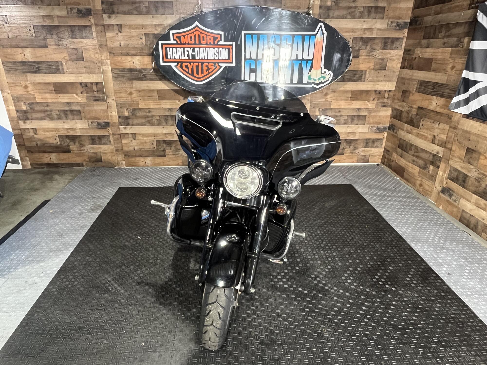 2016 Harley-Davidson® Electra Glide® Ultra Classic® Low Vivid Black, photo 3