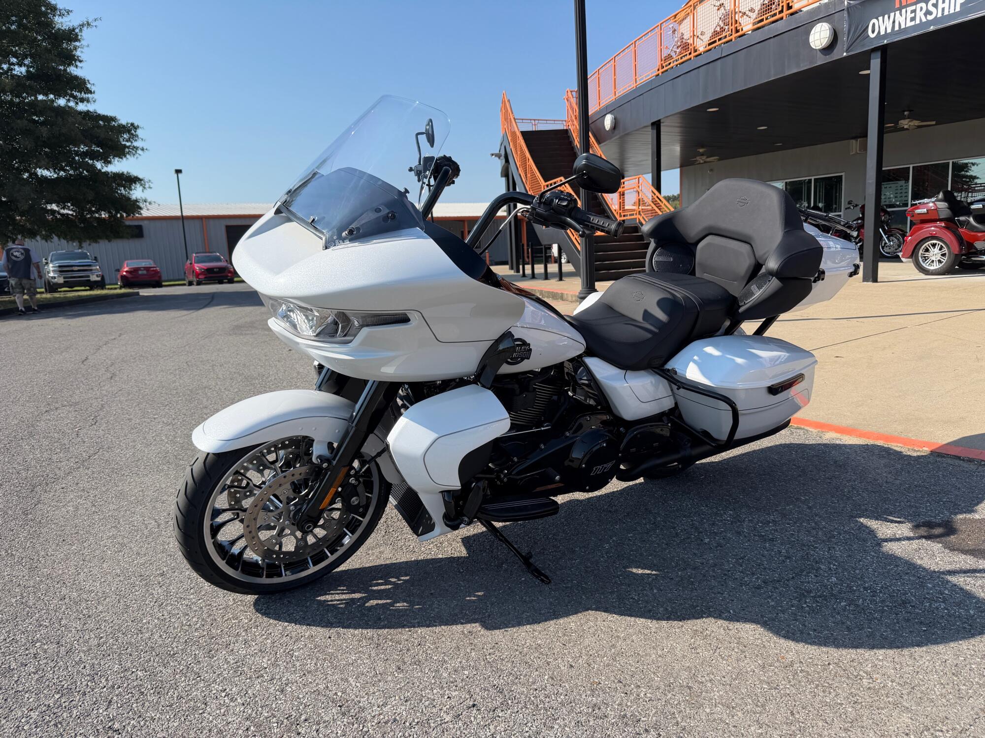 2026 Harley-Davidson® Road Glide Limited White Onyx Pearl Black Trim, photo 6