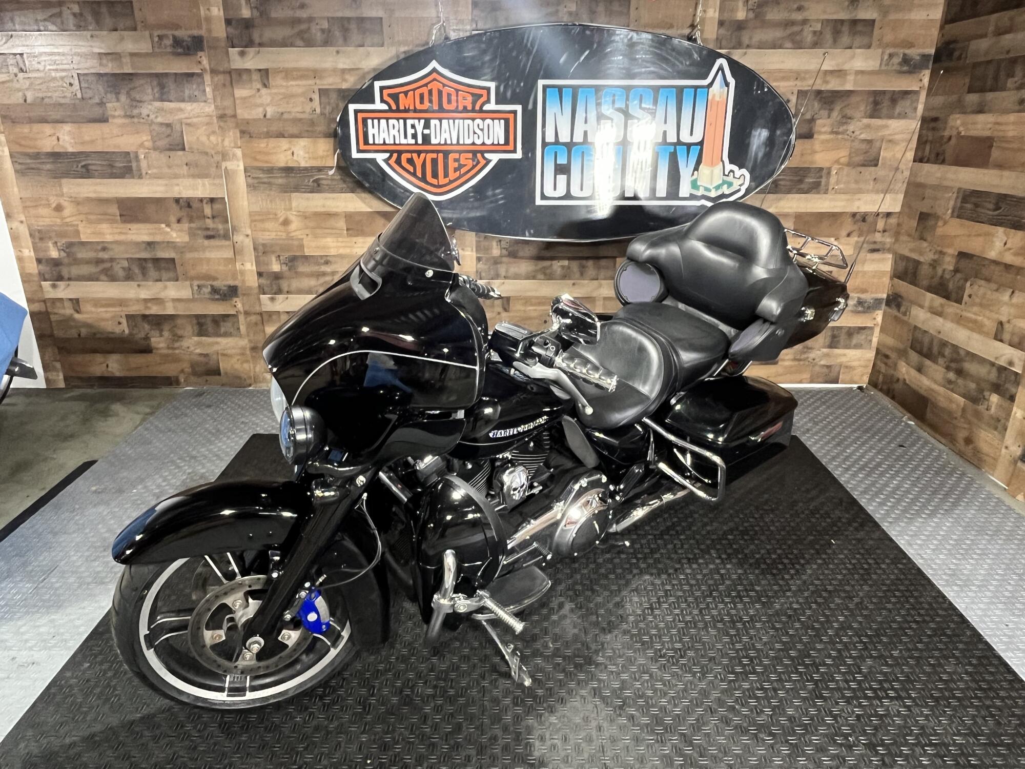 2016 Harley-Davidson® Electra Glide® Ultra Classic® Low Vivid Black, photo 4