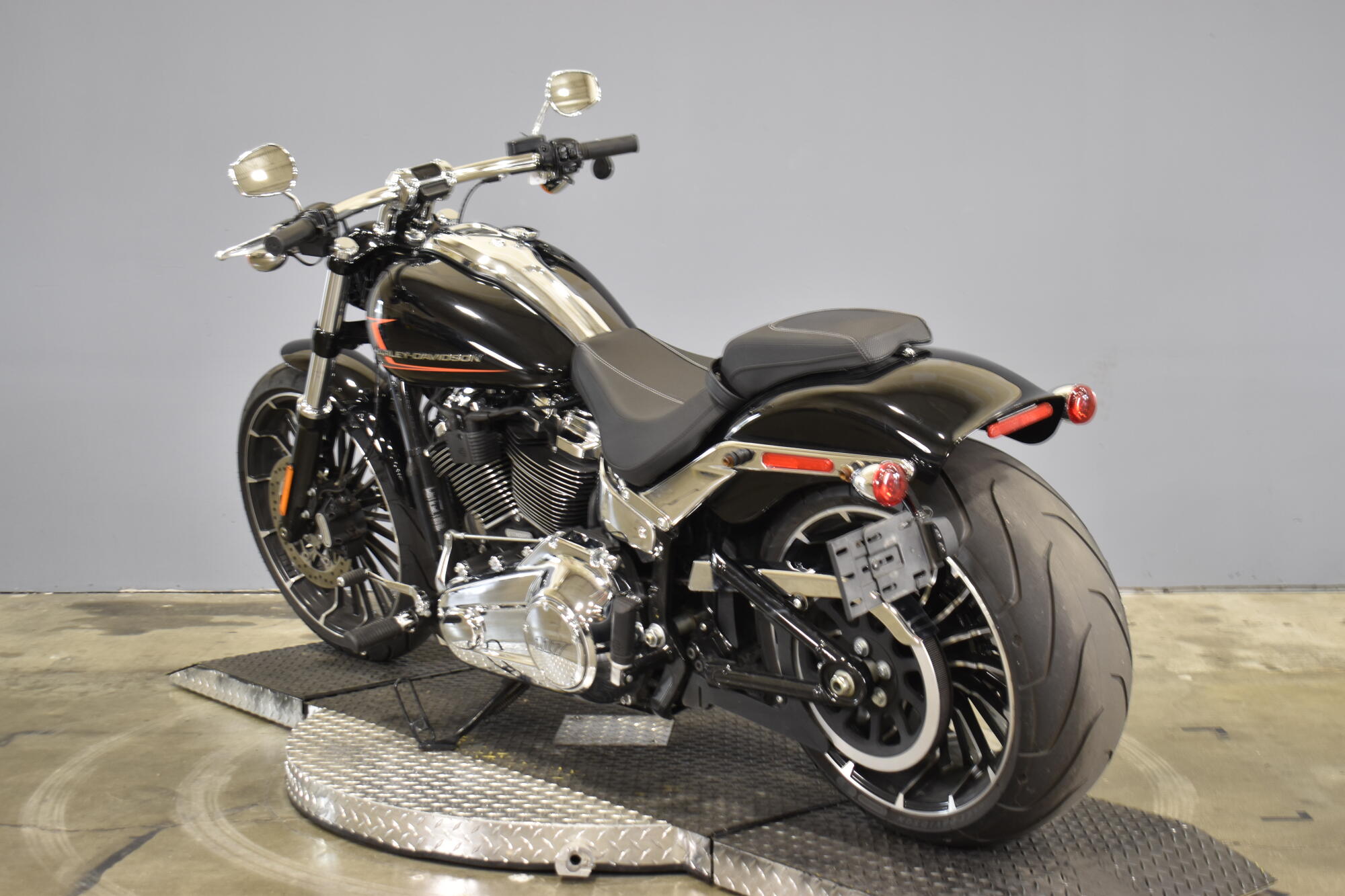 2024 Harley-Davidson® Breakout® 117 Vivid Black, photo 6