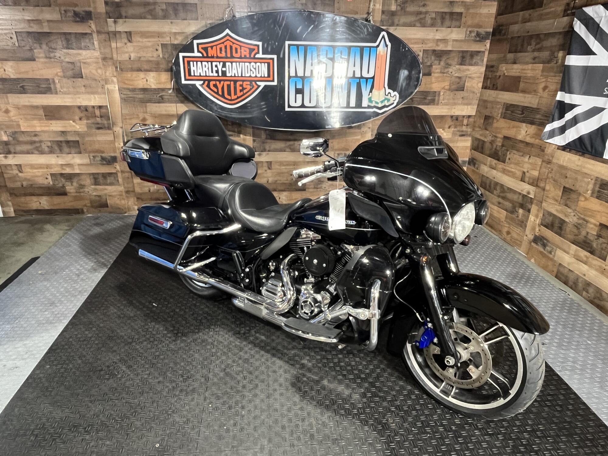 2016 Harley-Davidson® Electra Glide® Ultra Classic® Low Vivid Black, photo 2