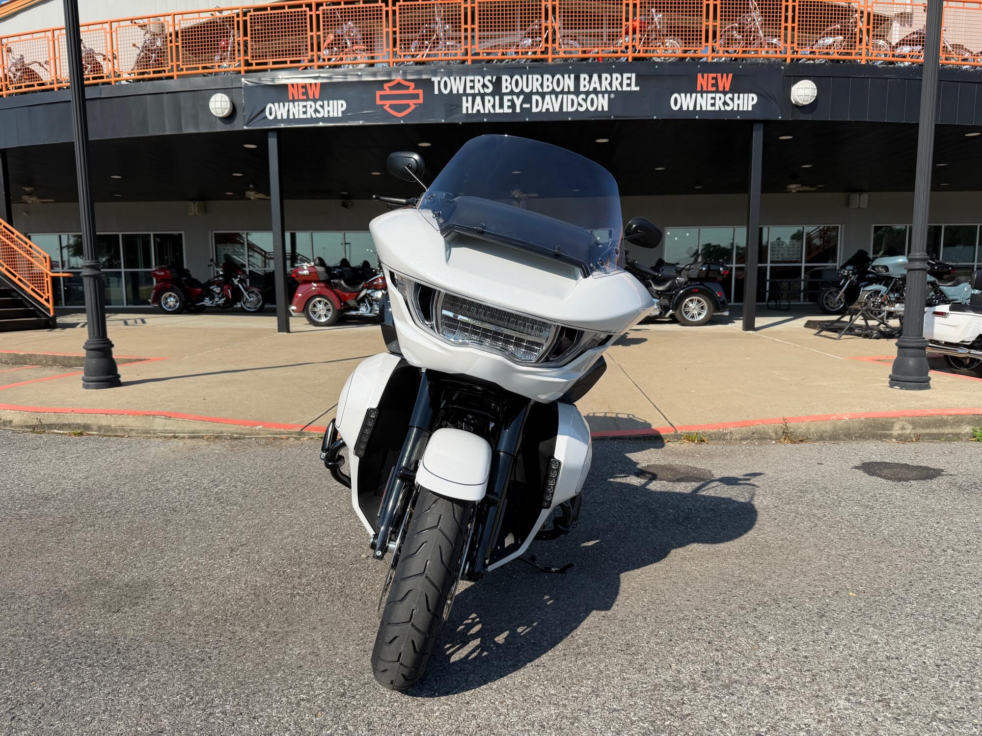2026 Harley-Davidson® Road Glide Limited White Onyx Pearl Black Trim, photo 5