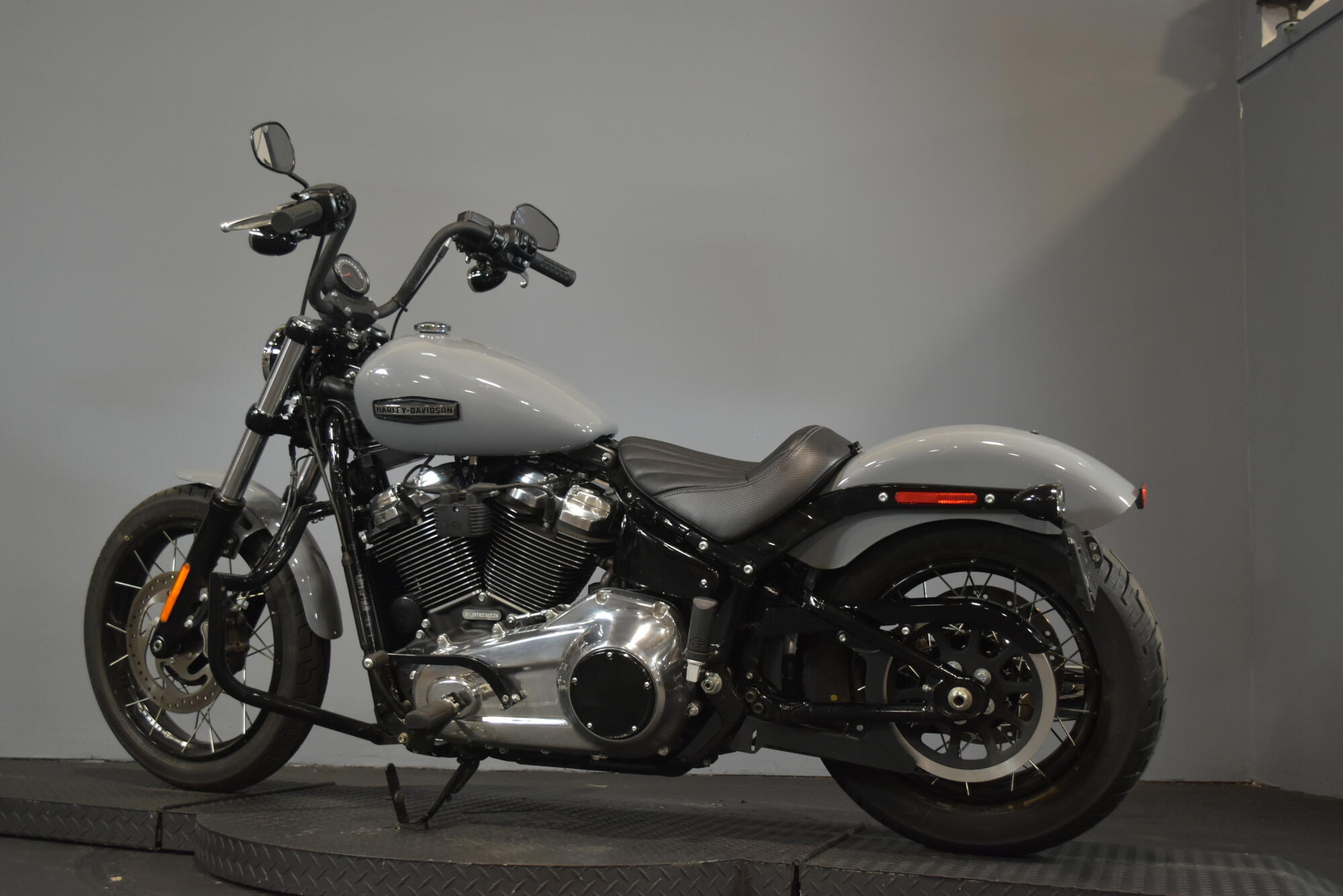2026 Harley-Davidson® Street Bob® Dark Billiard Gray Chrome Cast Wheels, photo 5