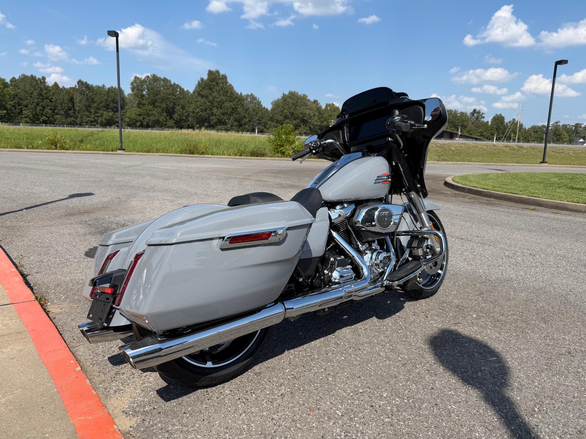 2026 Harley-Davidson® Street Glide® Solo Dark Billiard Gray, photo 3