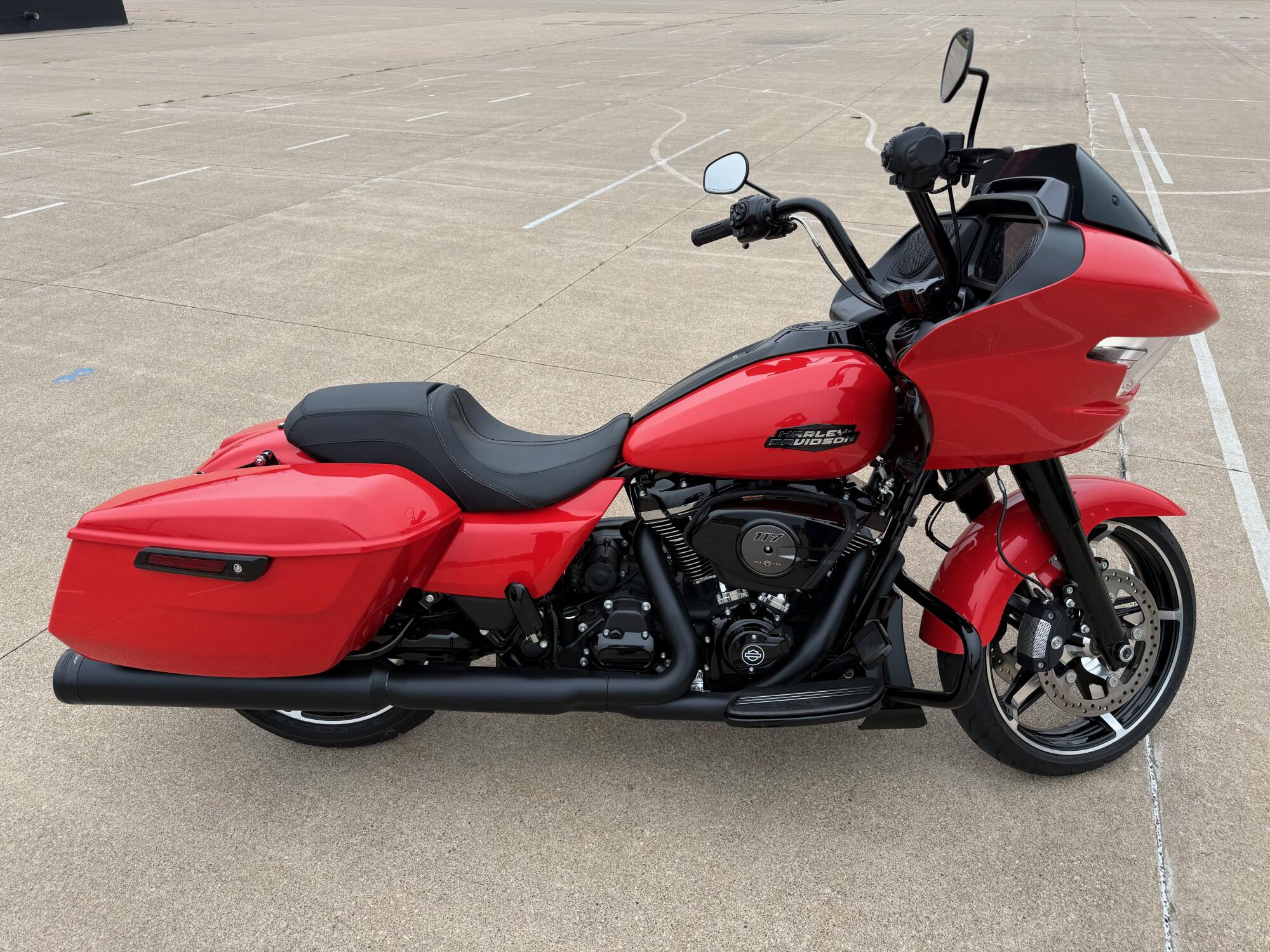 2026 Harley-Davidson® Road Glide® Blood Orange Black Trim, photo 2