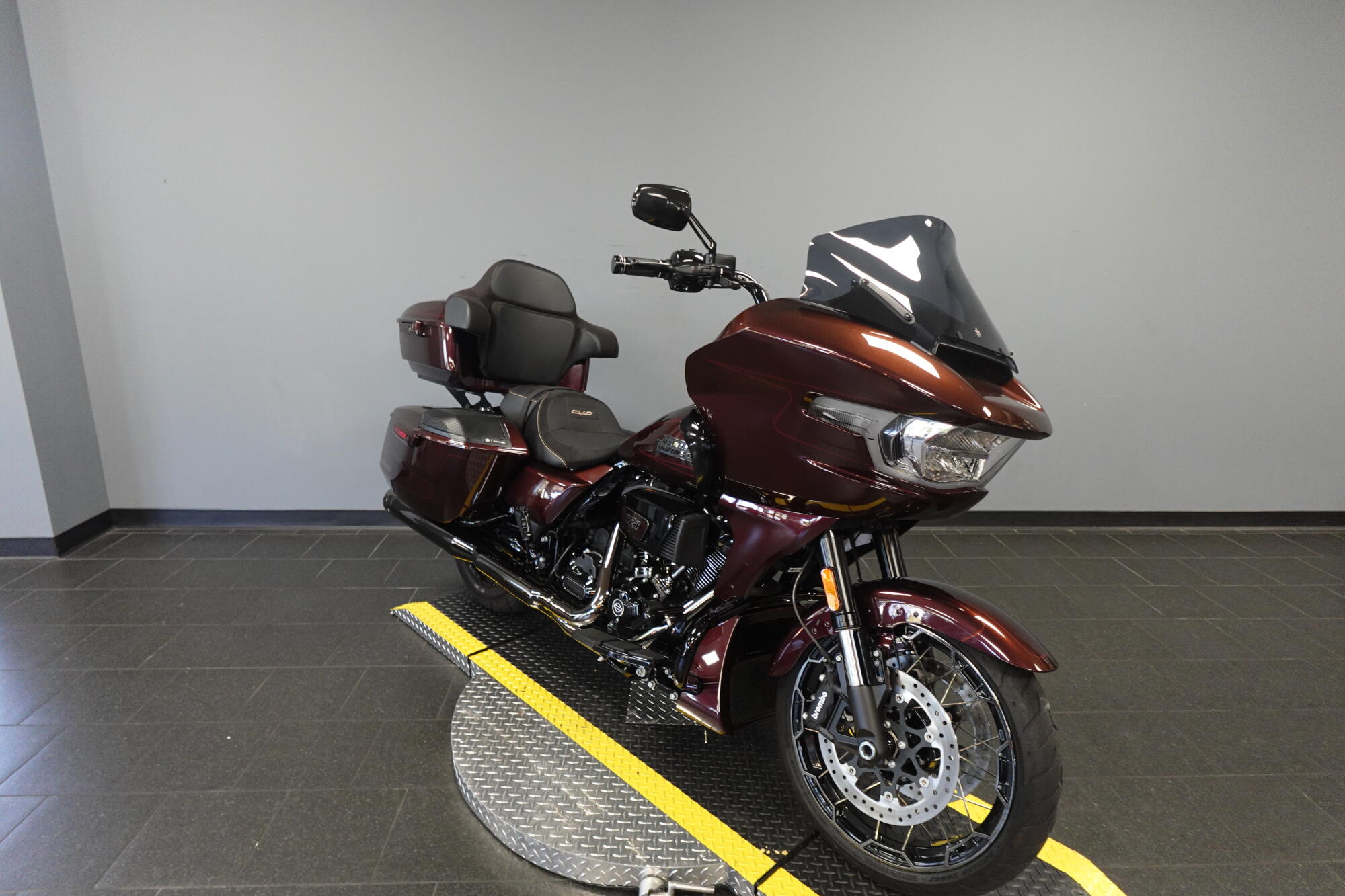 2024 Harley-Davidson CVO™ Road Glide FLTRXSE, photo 2