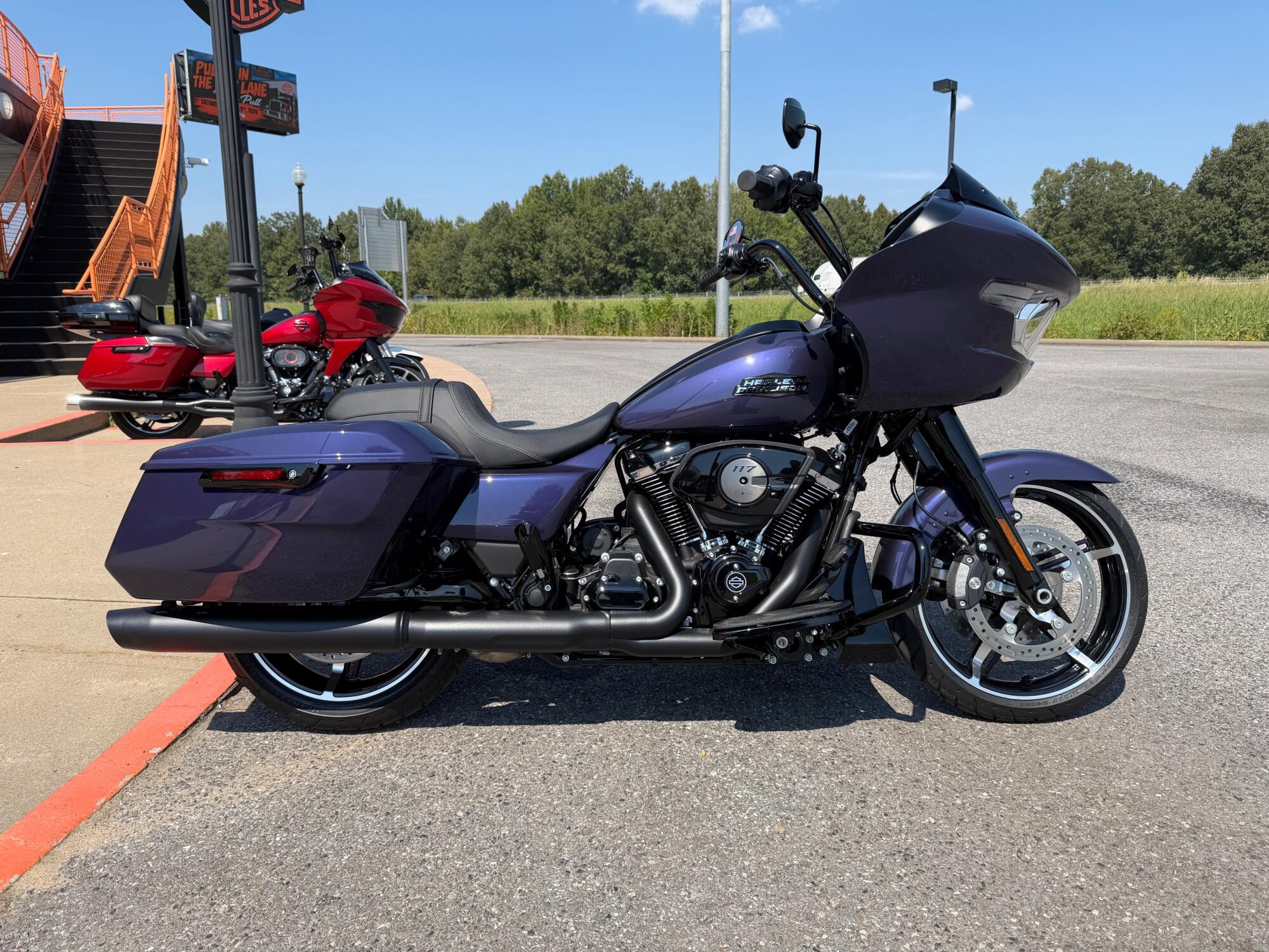 2026 Harley-Davidson® Road Glide™ Purple Abyss Black Trim, photo 2