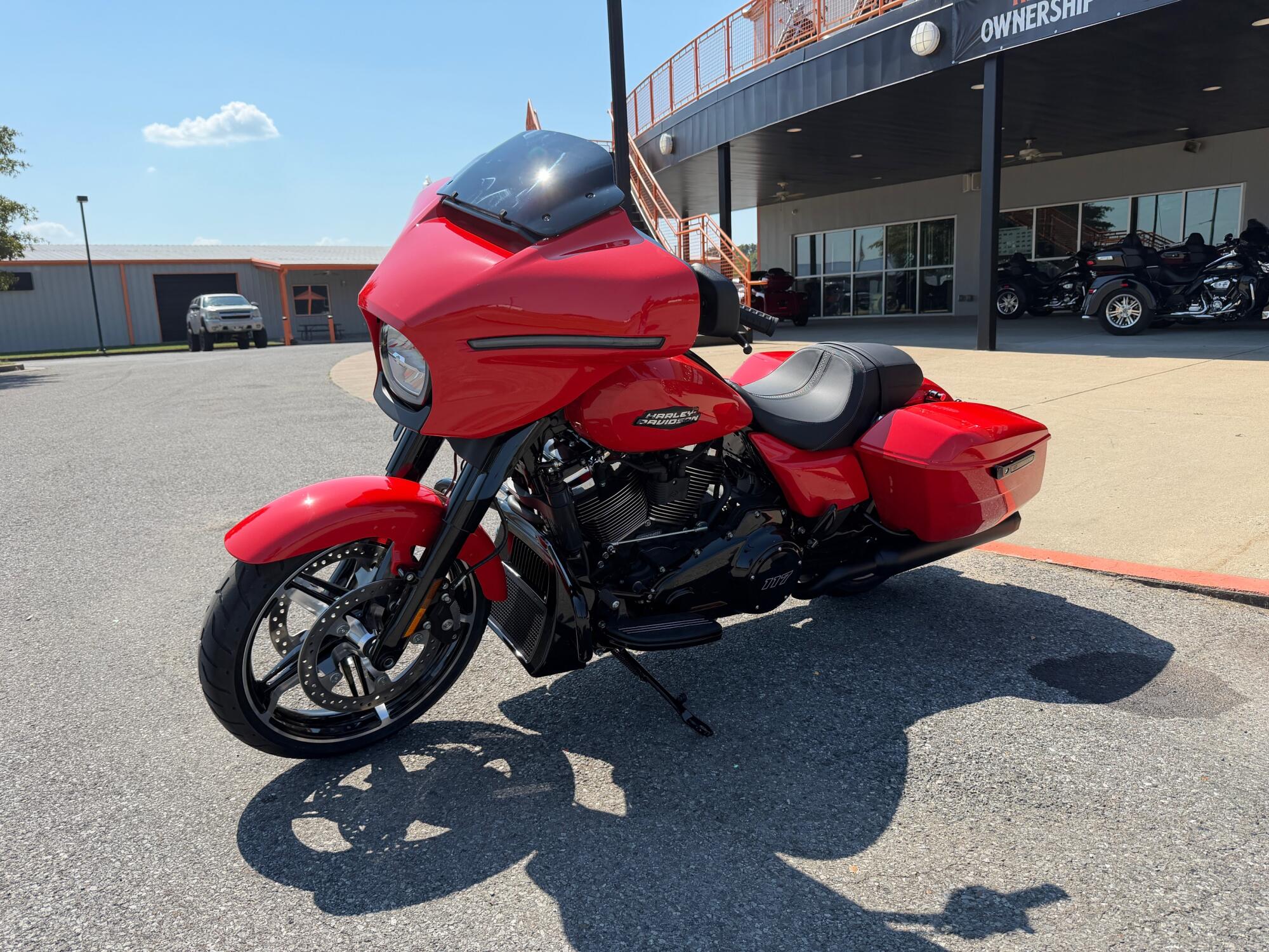 2026 Harley-Davidson® Street Glide® Blood Orange Black Trim, photo 6