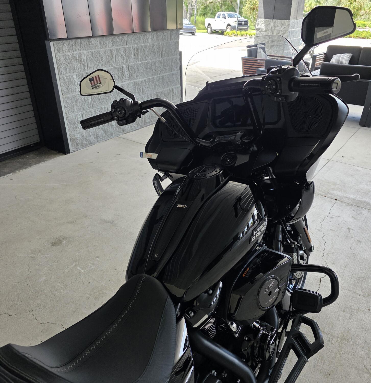 2026 Harley-Davidson® Road Glide® Vivid Black Black Trim, photo 8