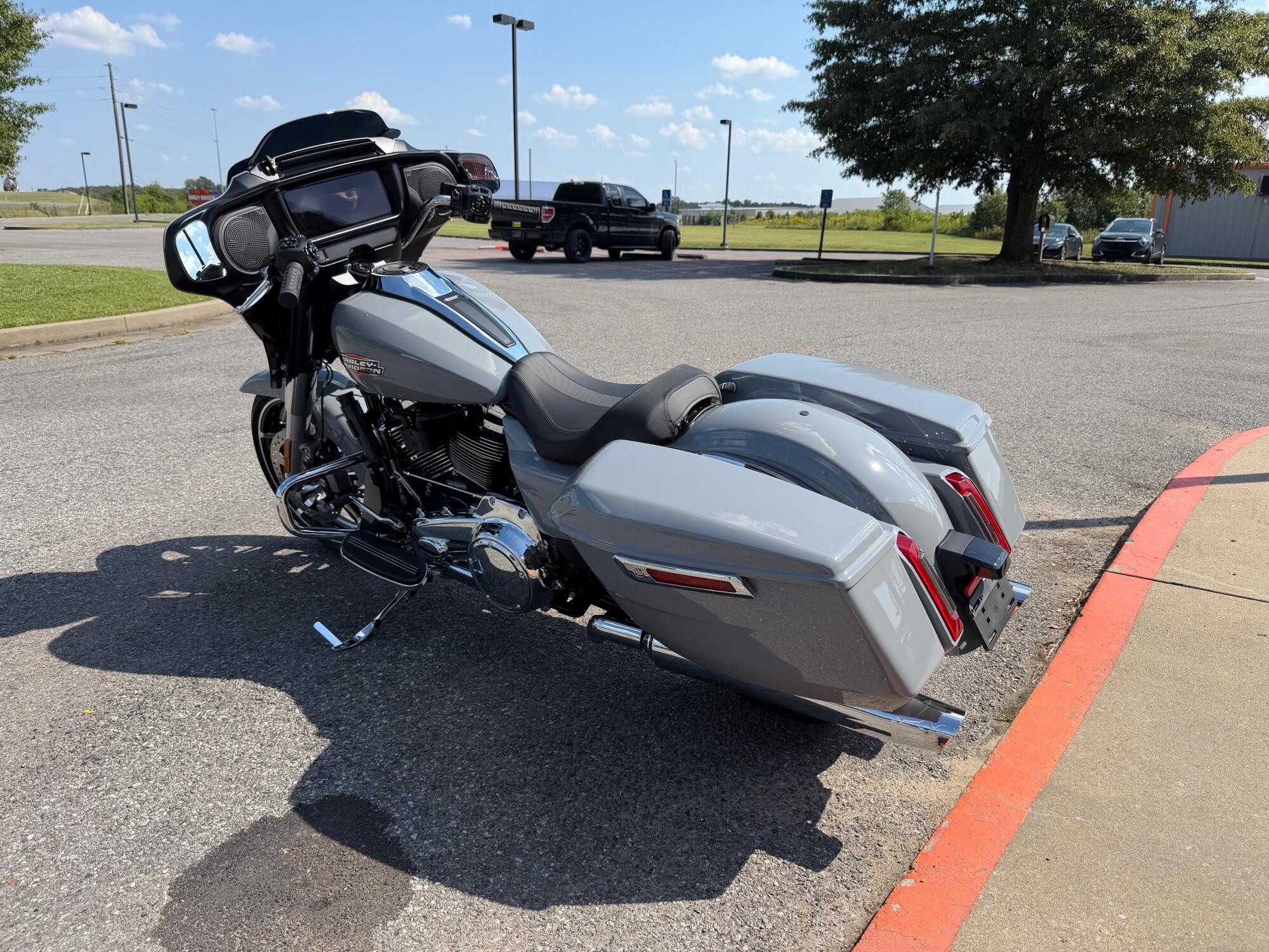 2026 Harley-Davidson® Street Glide® Solo Dark Billiard Gray, photo 8