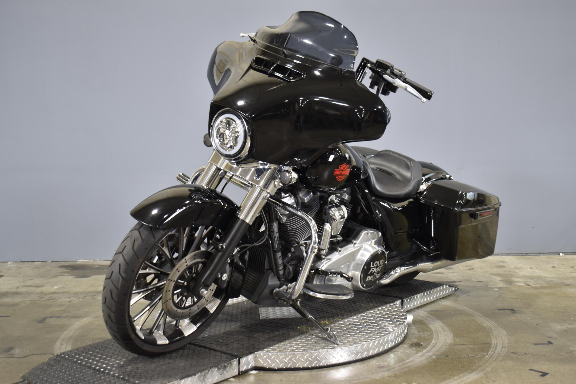 2020 Harley-Davidson® Electra Glide® Standard Vivid Black, photo 4