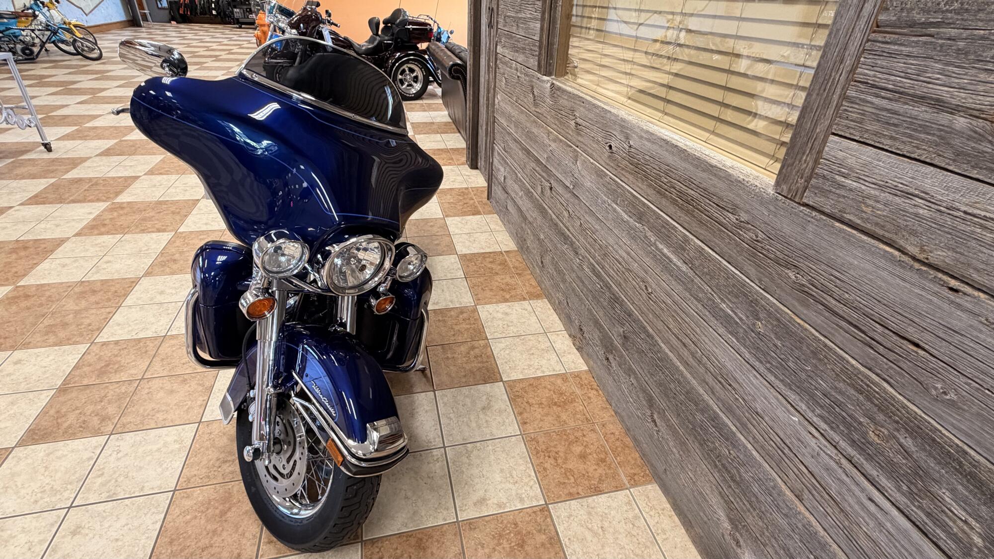 2007 Harley-Davidson® Electra Glide® Ultra Classic® Deep Cobalt, photo 11