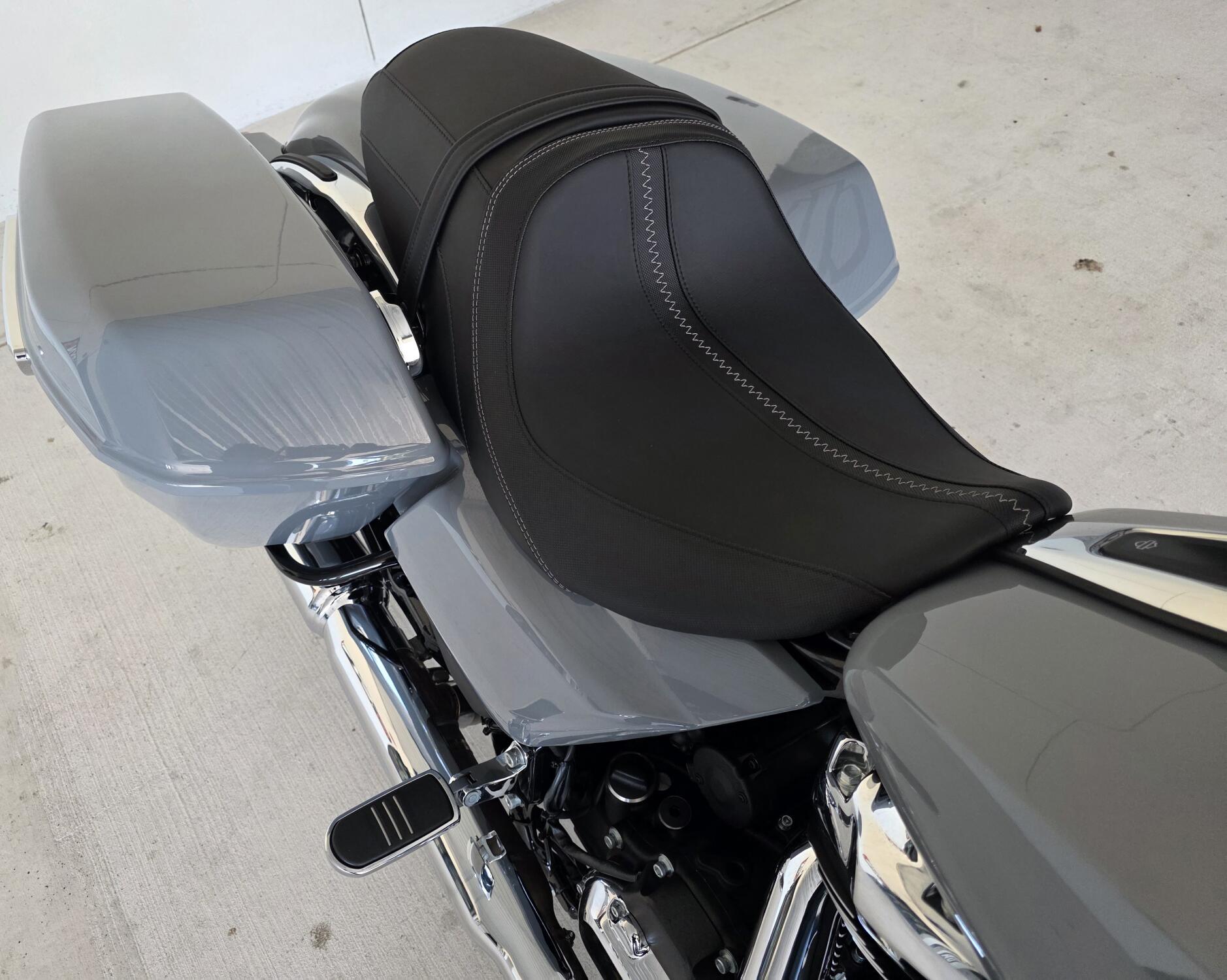 2026 Harley-Davidson® Road Glide® Dark Billiard Gray Chrome Trim, photo 6
