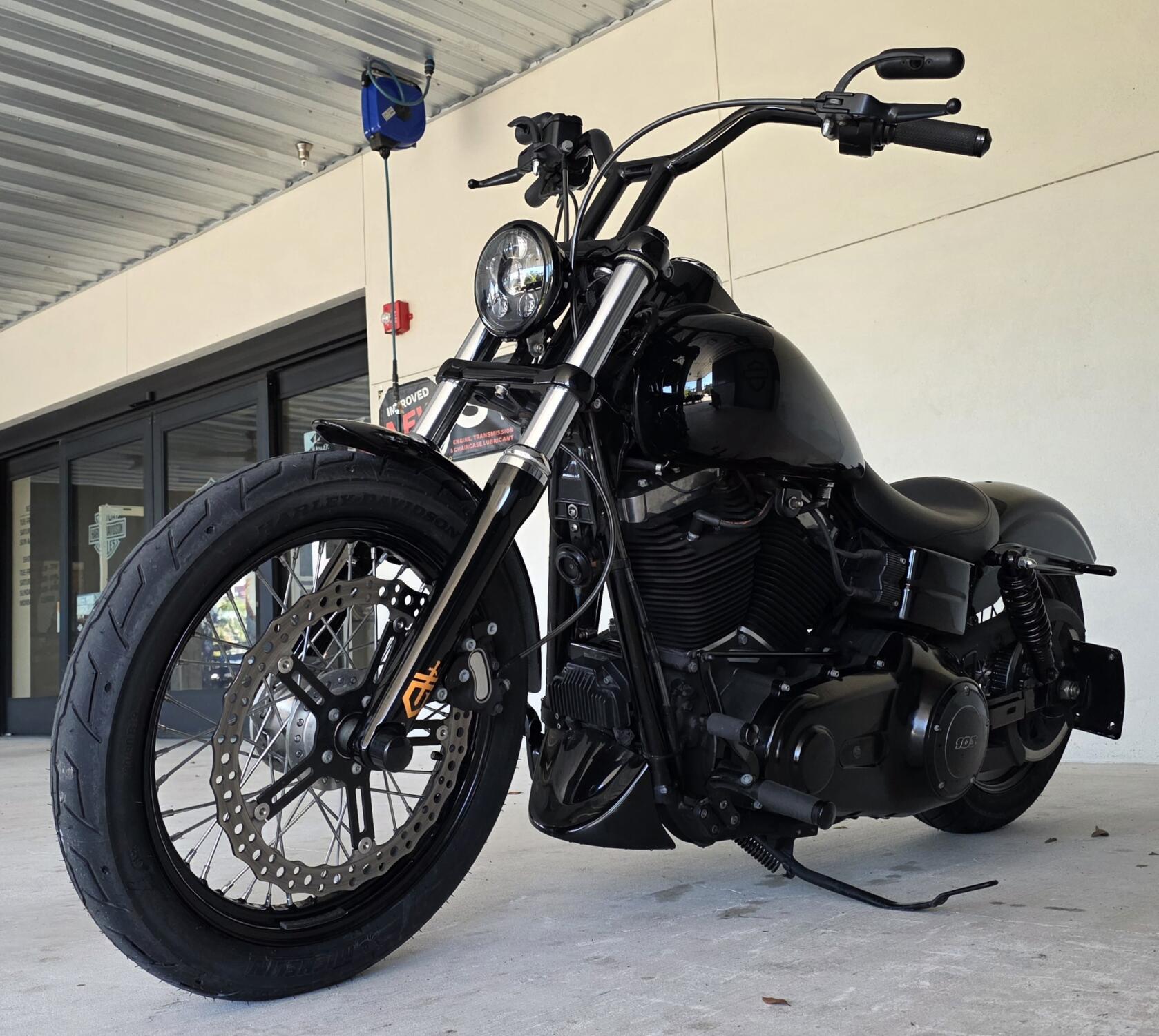 2015 Harley-Davidson® Street Bob® Vivid Black, photo 11