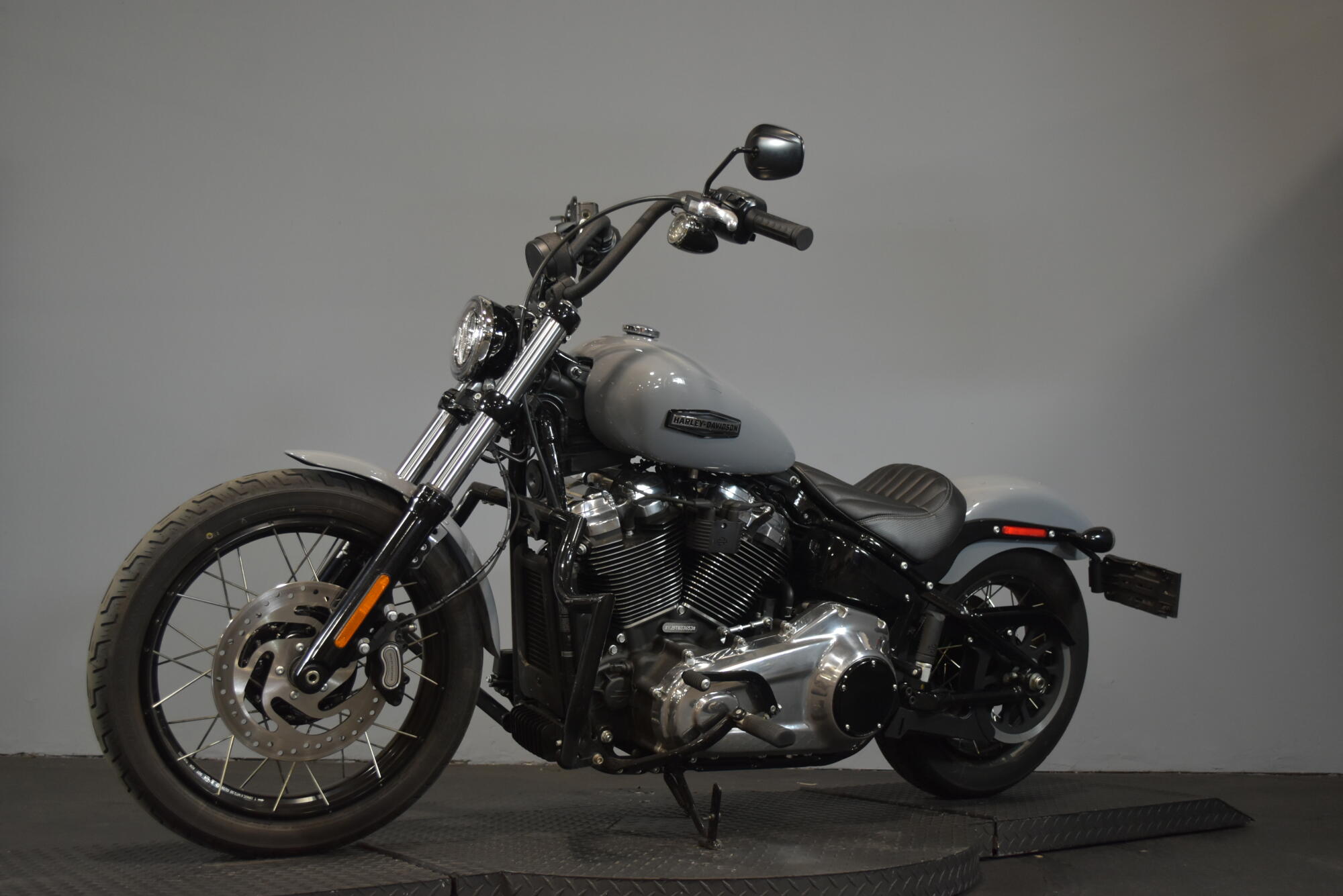 2026 Harley-Davidson® Street Bob® Dark Billiard Gray Chrome Cast Wheels, photo 4