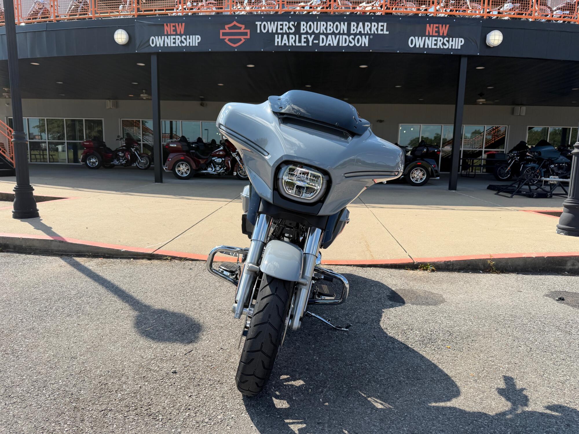 2026 Harley-Davidson® Street Glide® Solo Dark Billiard Gray, photo 5