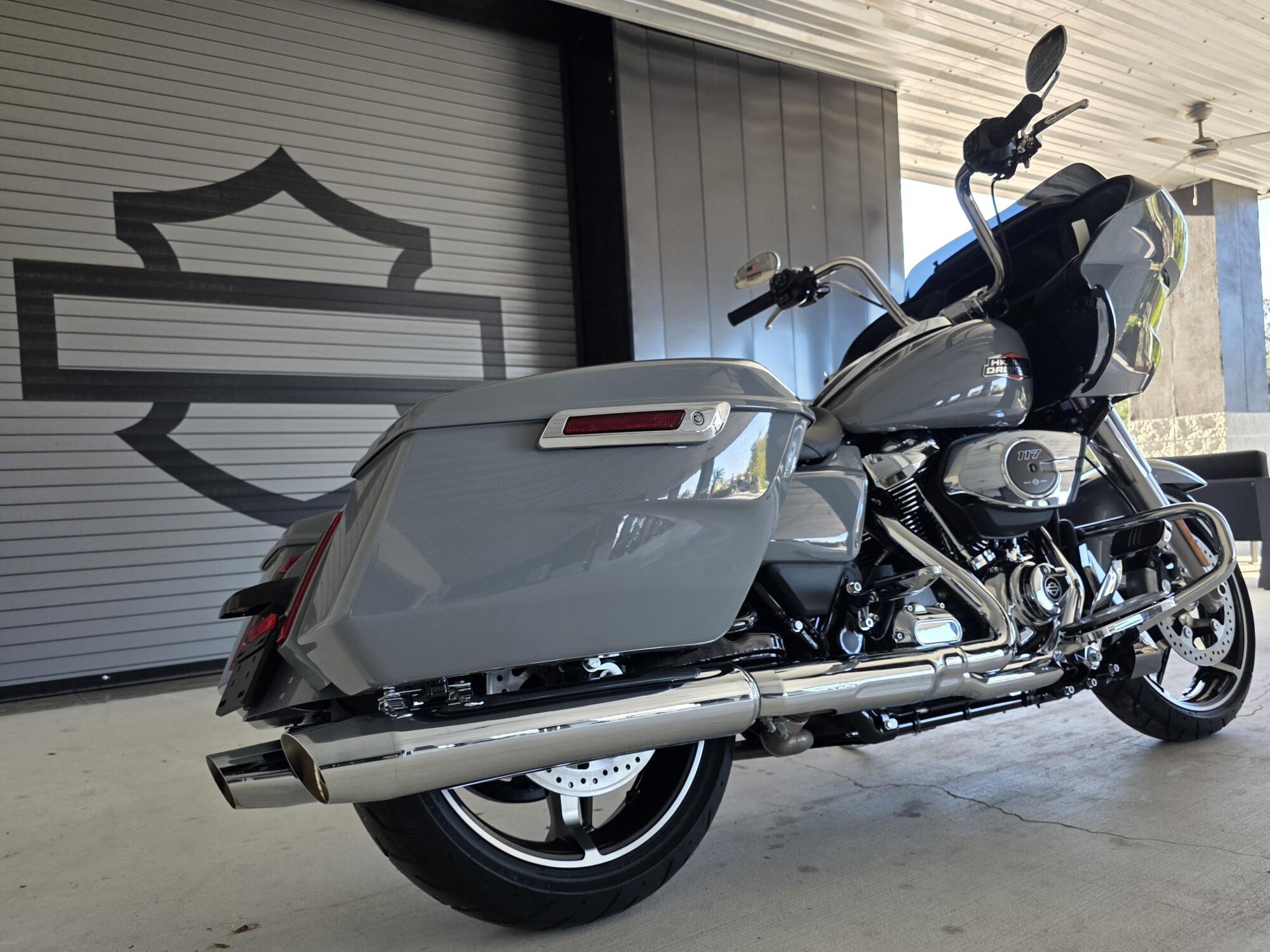2026 Harley-Davidson® Road Glide® Dark Billiard Gray Chrome Trim, photo 8