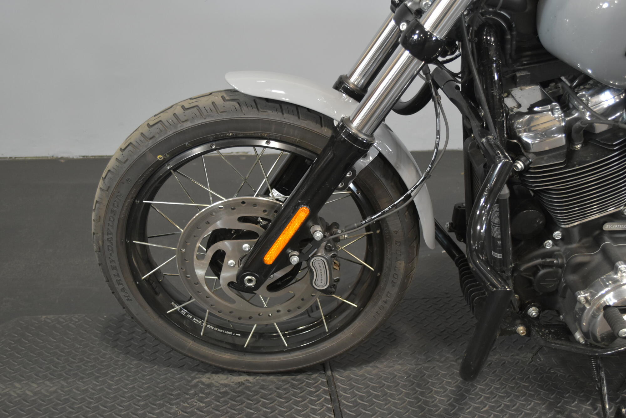 2026 Harley-Davidson® Street Bob® Dark Billiard Gray Chrome Cast Wheels, photo 12