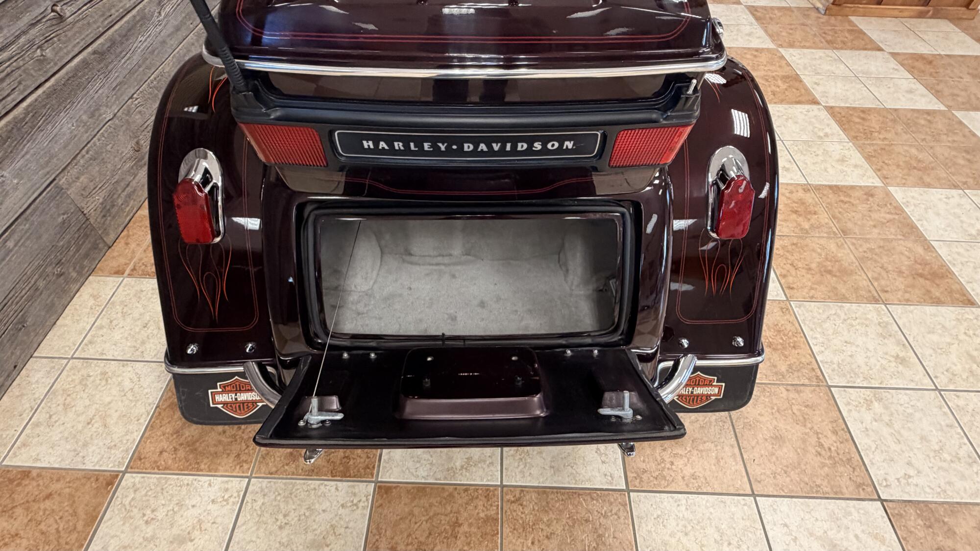2005 Harley-Davidson® Electra Glide® Ultra Classic® Two-Tone Black Cherry Pearl and Black Pearl, photo 11