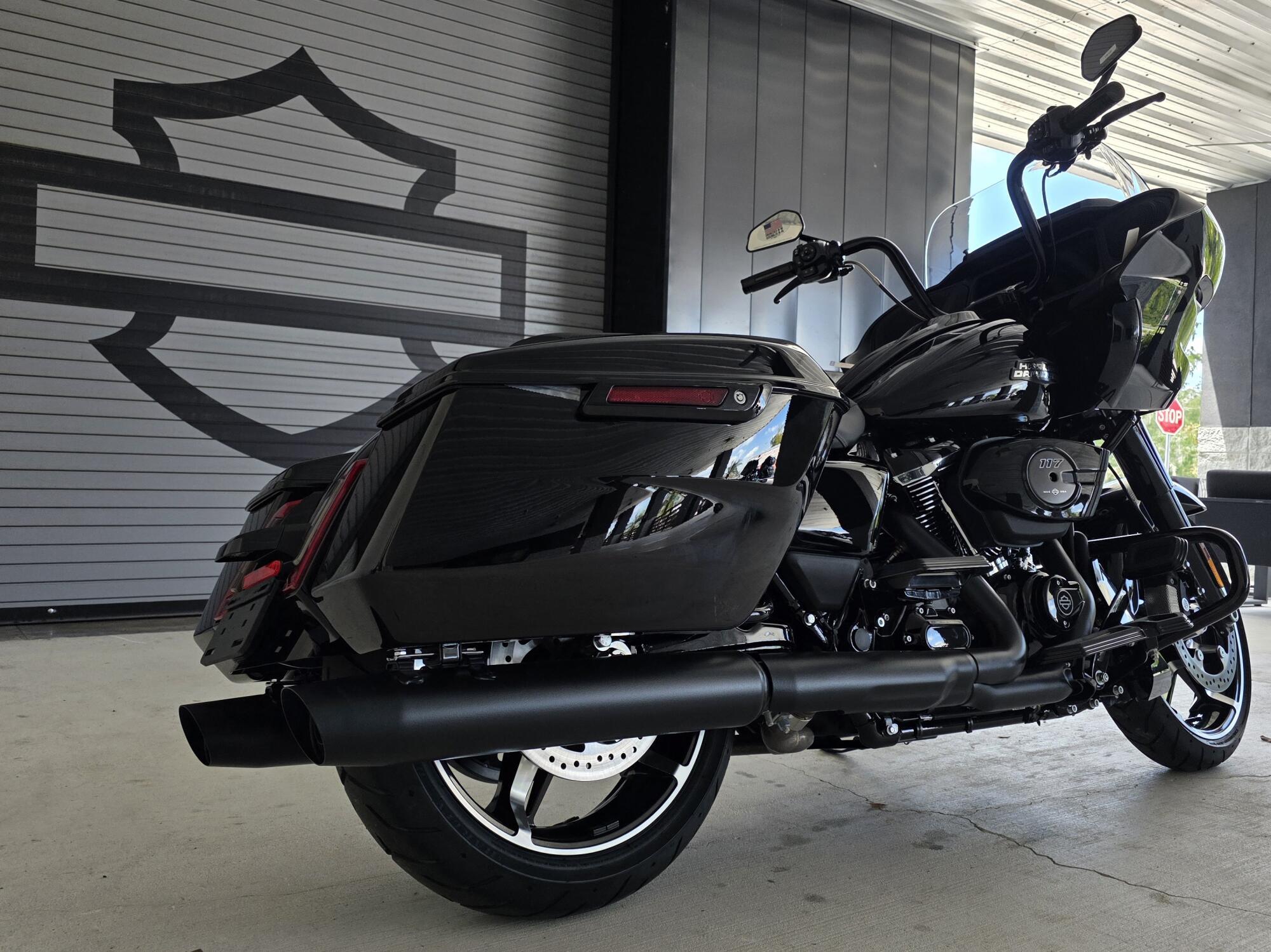 2026 Harley-Davidson® Road Glide® Vivid Black Black Trim, photo 9